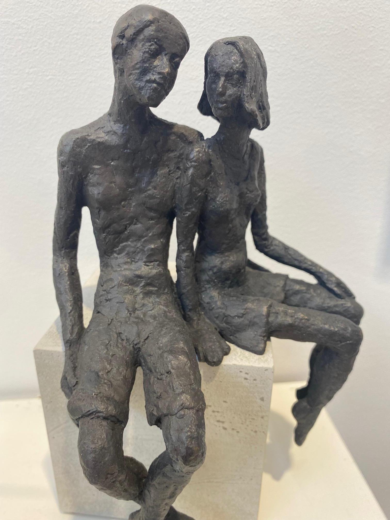 Paire  - sculpture contemporaine en bronze d'un couple assis sur un bloc de bois - Contemporain Sculpture par Susanne Kraisser