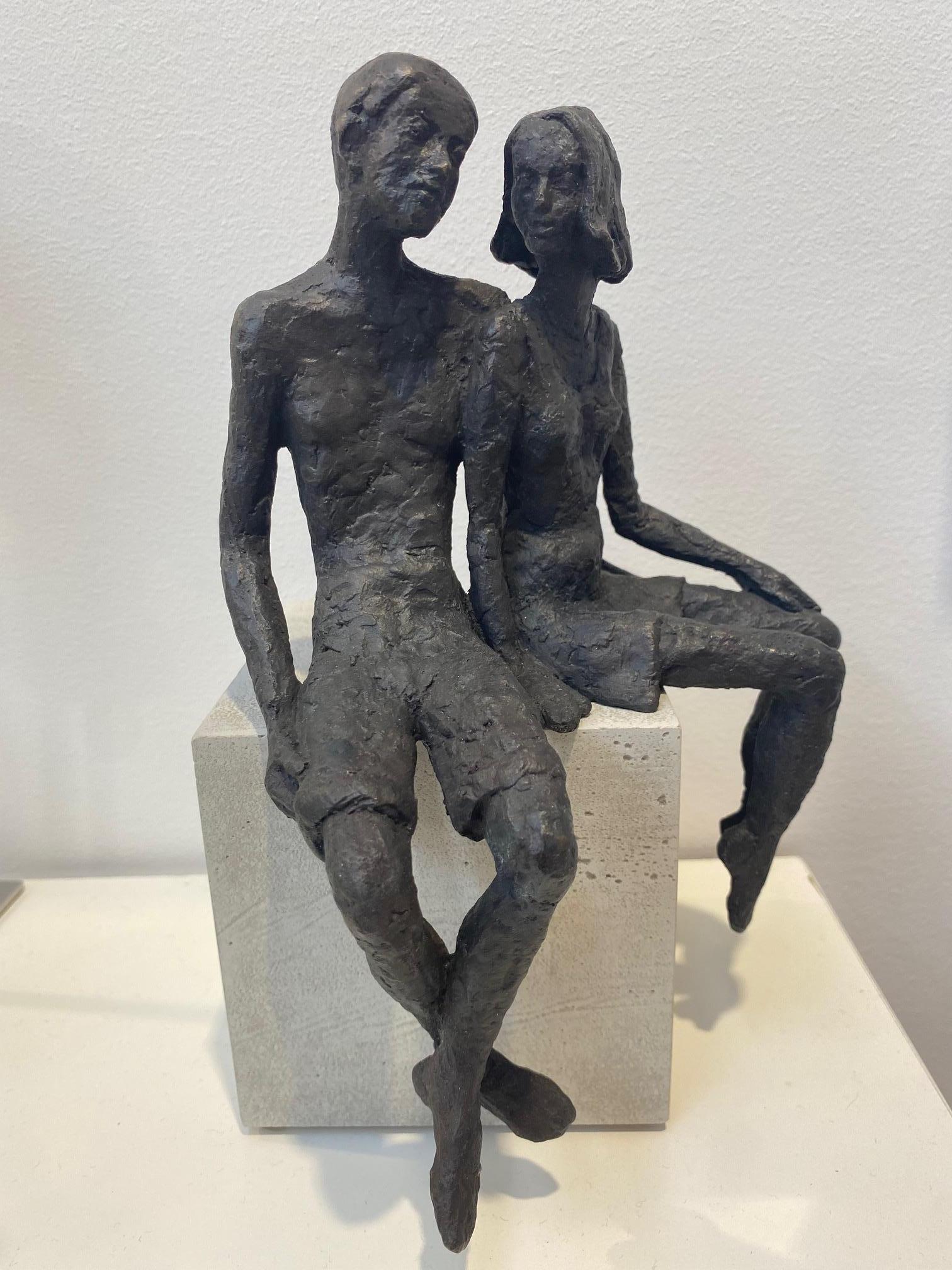 Paar  - Zeitgenössische Bronzeskulptur eines sitzenden Paares auf einem Holzblock