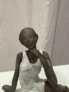 Sitting Girl II - sculpture contemporaine en bronze, femme avec robe blanche