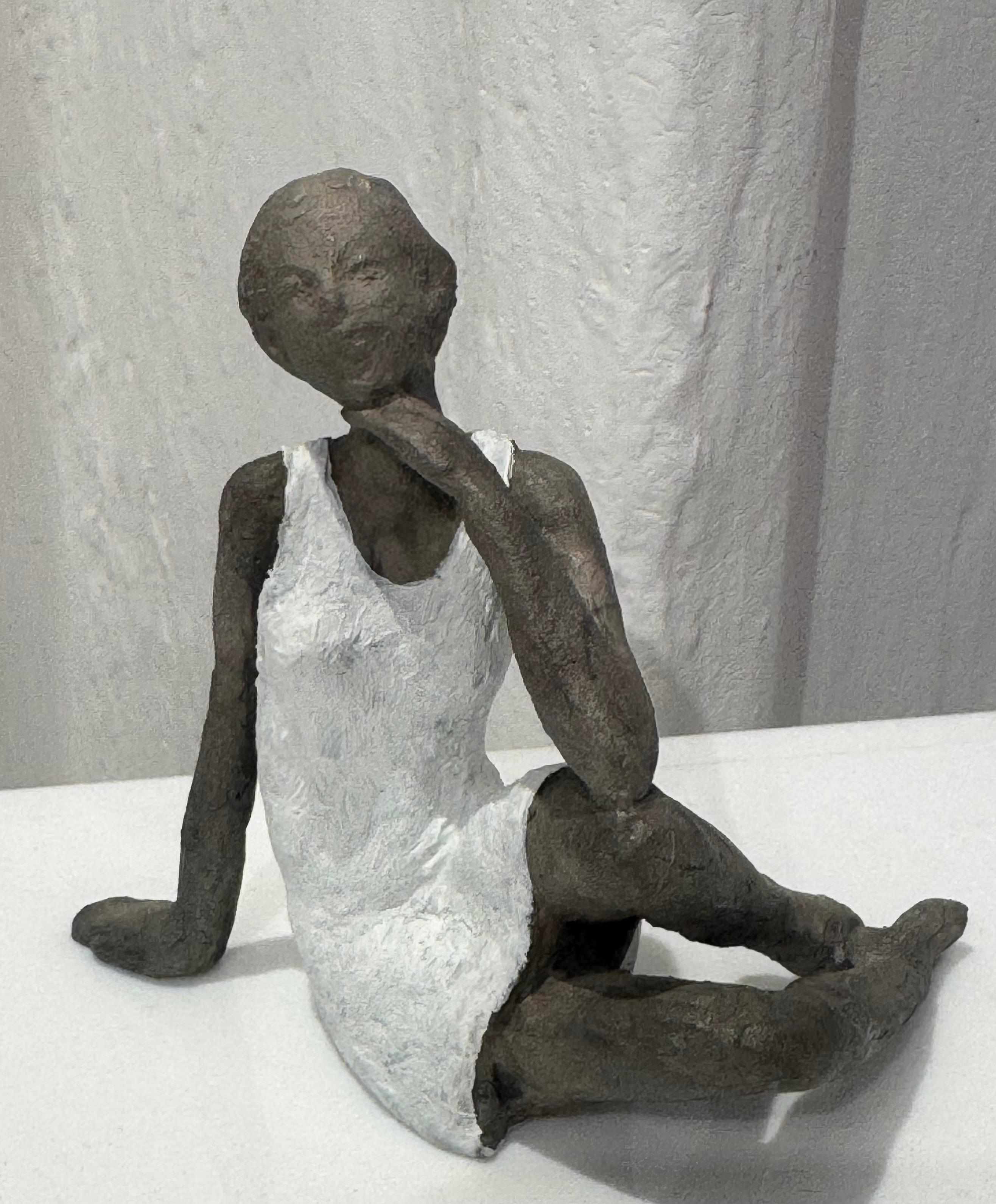Sitting Girl II - scultura contemporanea in bronzo, donna con abito bianco