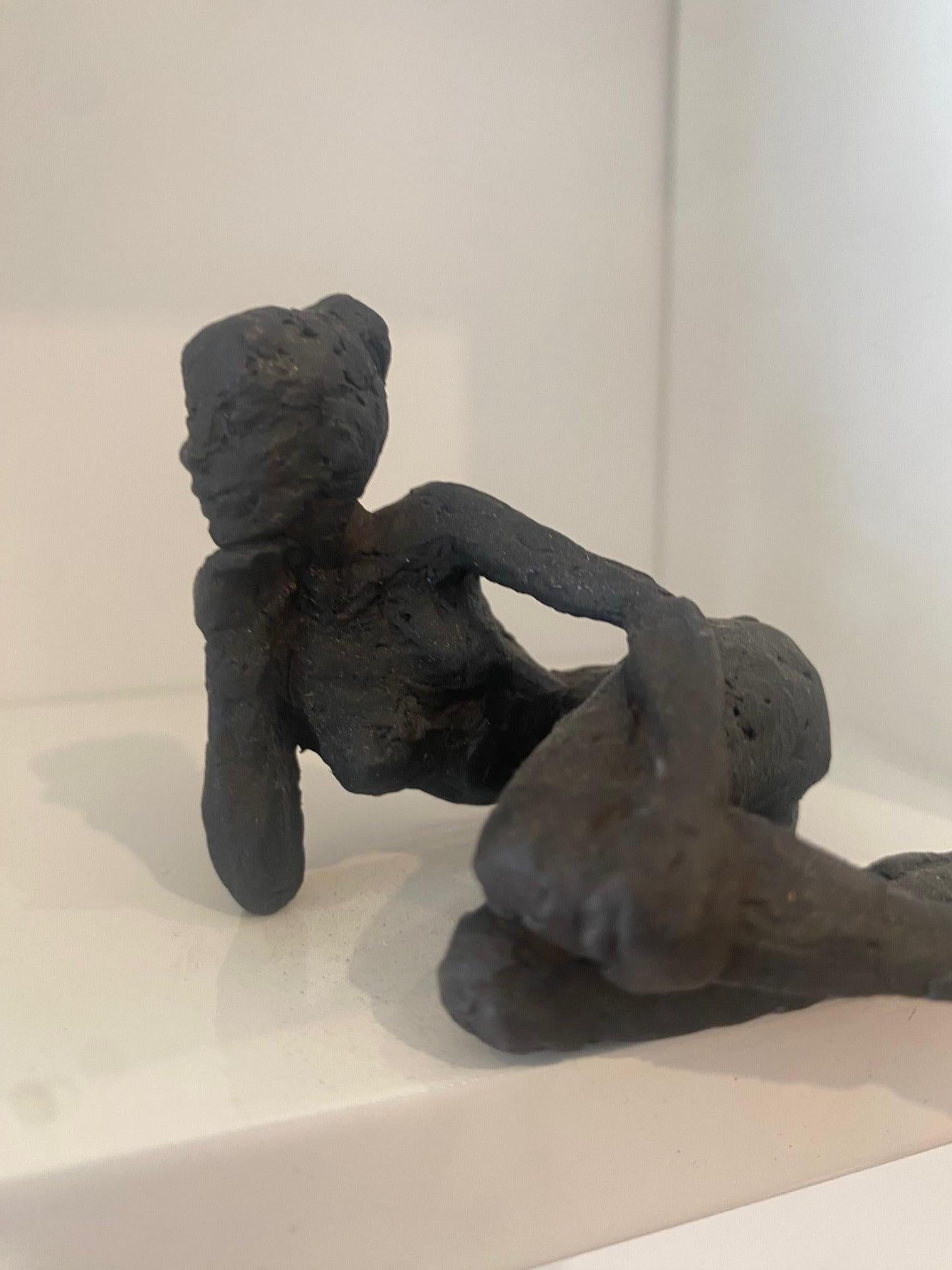 Small Sitting Figur - contemporary bronze nude female sculpture in wood-frame - Sculpture by Susanne Kraisser