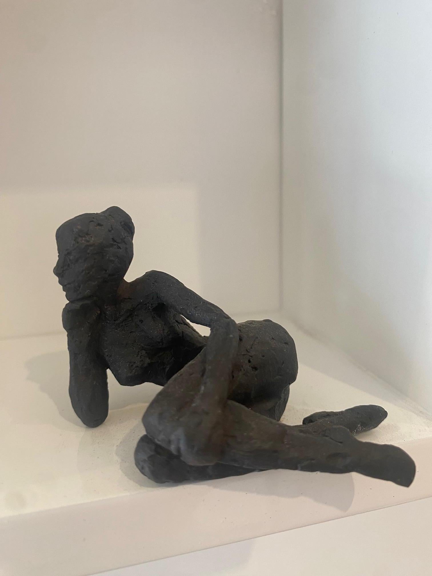 Small Sitting Figur - contemporary bronze nude female sculpture in wood-frame - Brown Figurative Sculpture by Susanne Kraisser