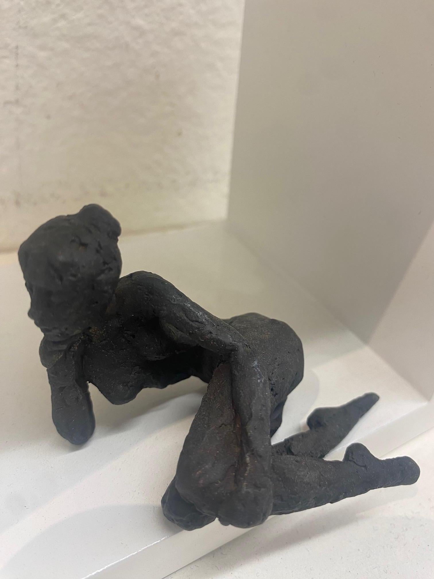 Small Sitting Figur - sculpture contemporaine de femme nue en bronze dans un cadre en bois en vente 1