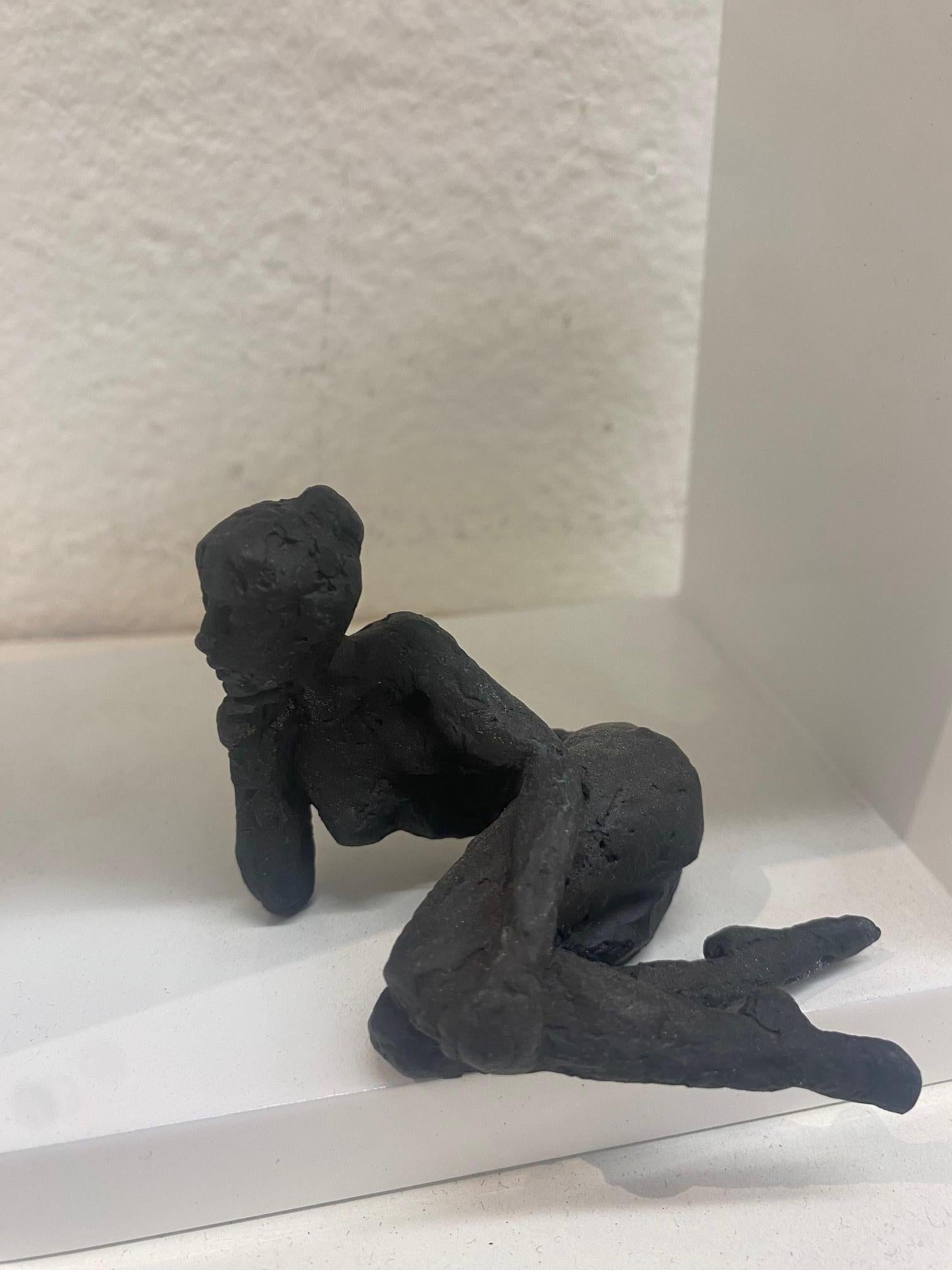 Small Sitting Figur - contemporary bronze nude female sculpture in wood-frame For Sale 2