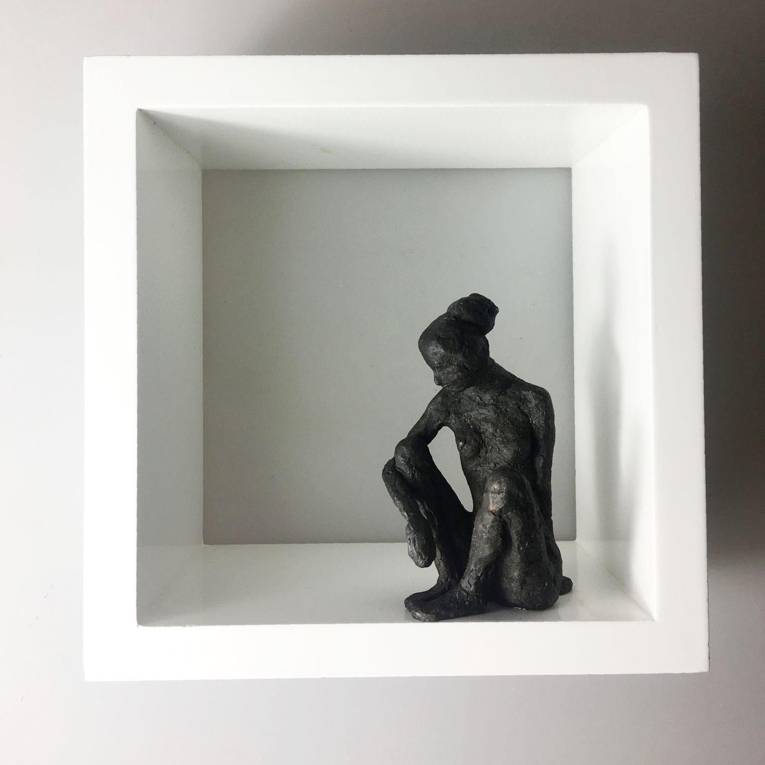 Small Sitting Figur - contemporary bronze nude female sculpture in wood-frame