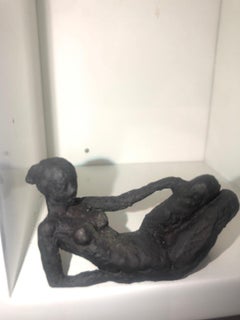 Small Sitting Figur - minimalist bronze nude female sculpture in wood-frame