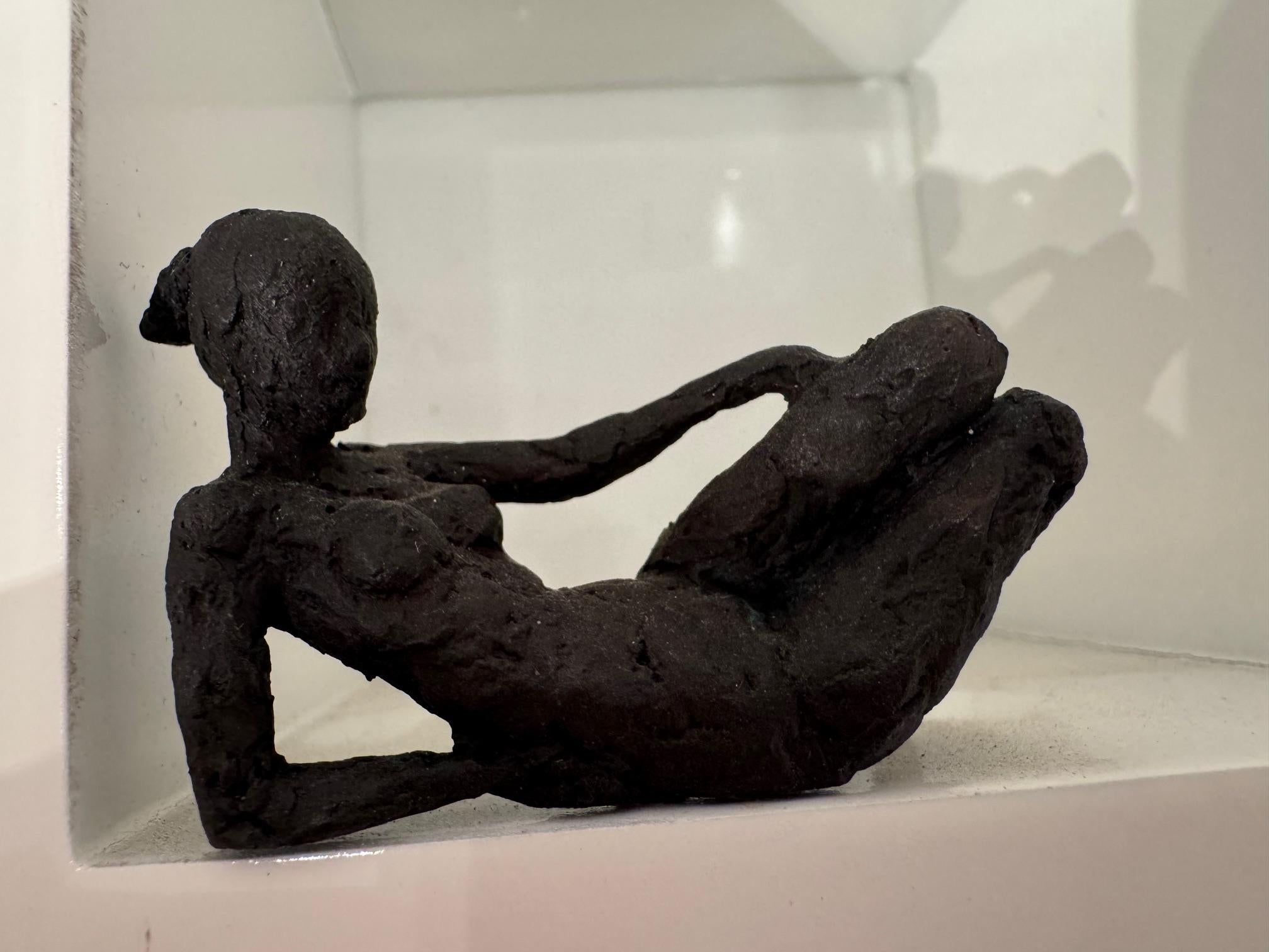 Sitzende Figur - minimalistische nackte weibliche Skulptur aus Bronze in Holzrahmen (Braun), Figurative Sculpture, von Susanne Kraisser