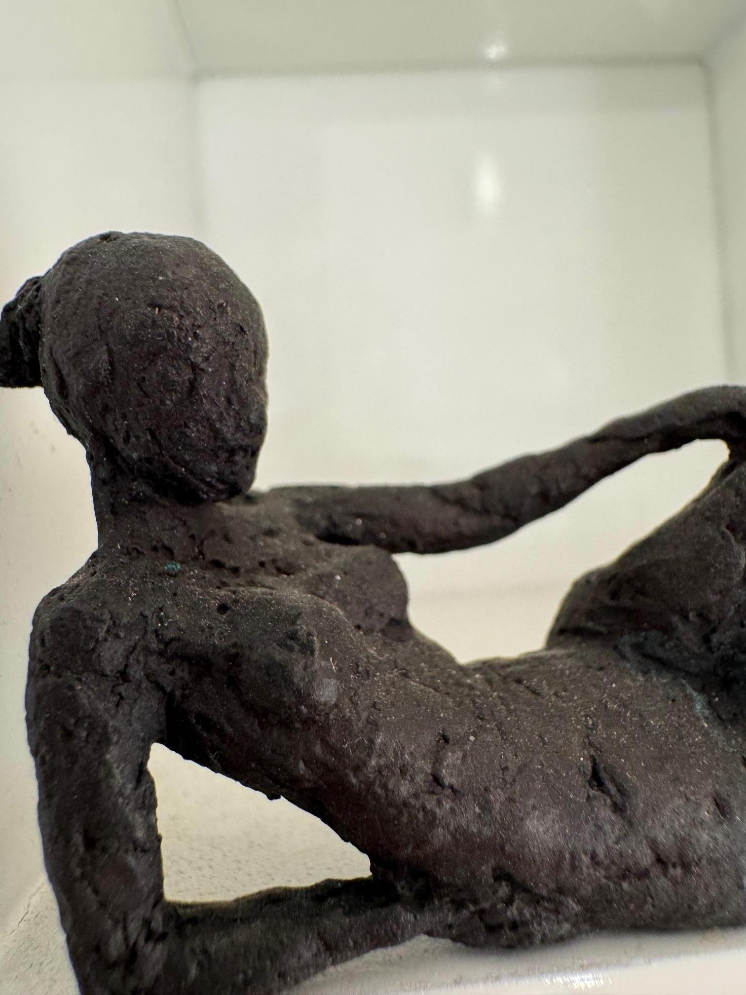 Sitzende Figur - minimalistische nackte weibliche Skulptur aus Bronze in Holzrahmen im Angebot 1