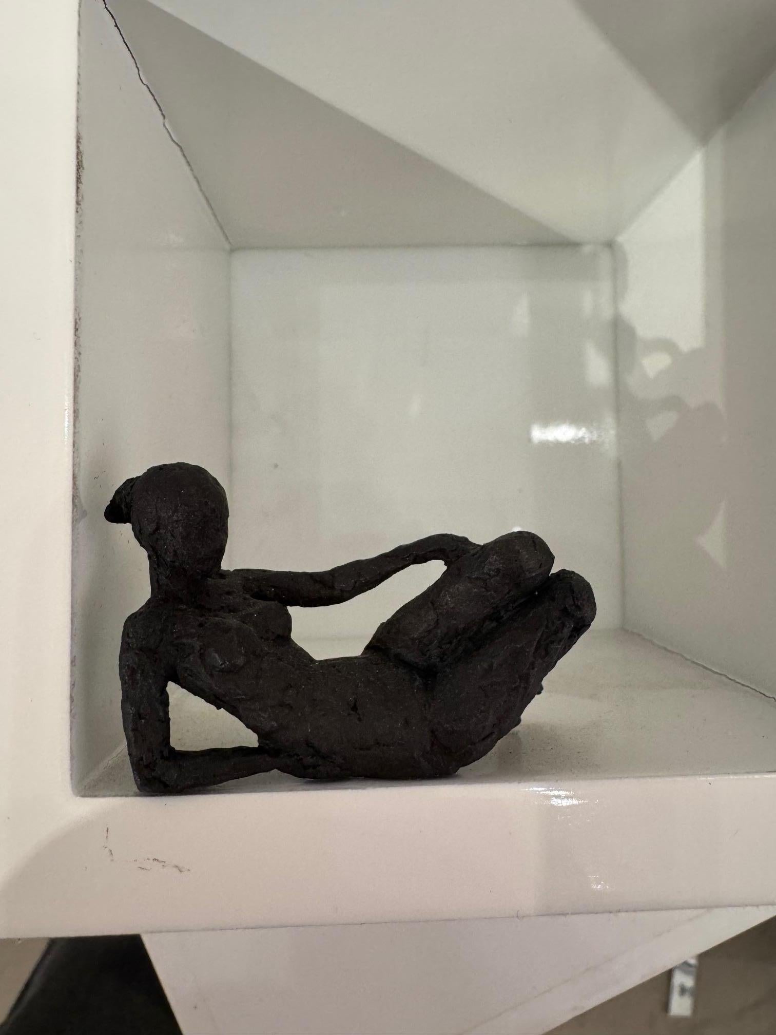 Sitzende Figur - minimalistische nackte weibliche Skulptur aus Bronze in Holzrahmen im Angebot 2