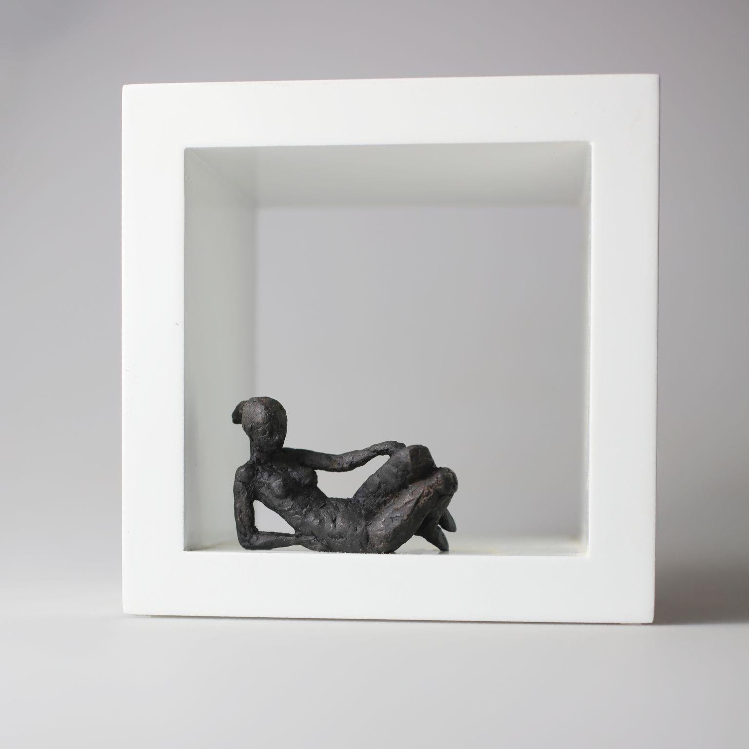 Susanne Kraisser Figurative Sculpture - Small Sitting Figur - minimalist bronze nude female sculpture in wood-frame