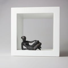 Small Sitting Figur - minimalist bronze nude female sculpture in wood-frame