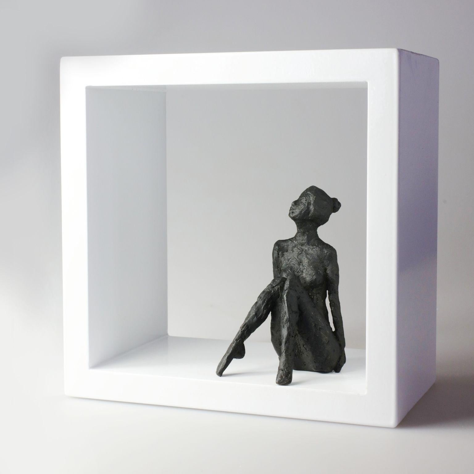 Small Sitting Figur V - contemporary bronze nude female sculpture in wood-frame