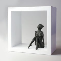 Small Sitting Figur V - sculpture contemporaine de femme nue en bronze dans un cadre en bois