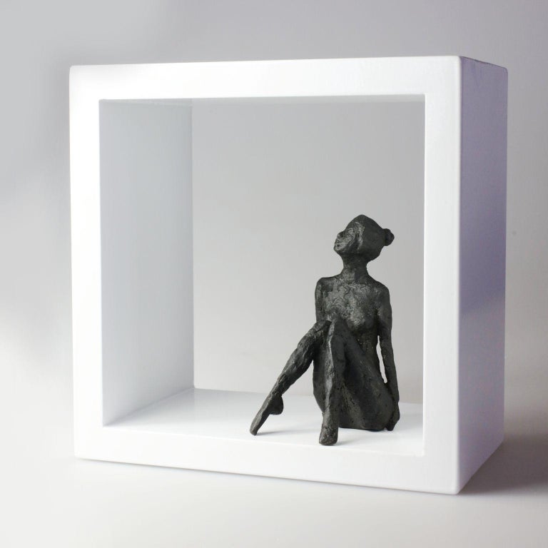 Susanne Kraisser - Petite figure assise en forme de V - sculpture  contemporaine de femme nue en bronze dans un cadre en bois En vente sur  1stDibs
