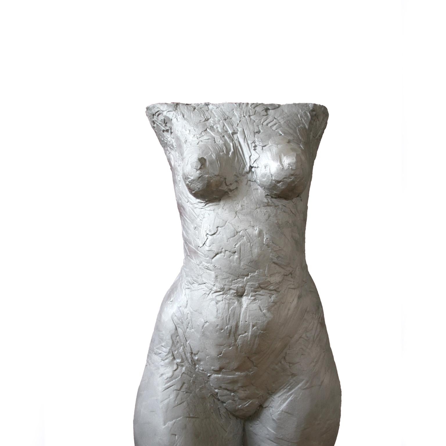 Torso - zeitgenössische figurative Skulptur eines weiblichen Torsos als Gartenskulptur (Schwarz), Figurative Sculpture, von Susanne Kraisser