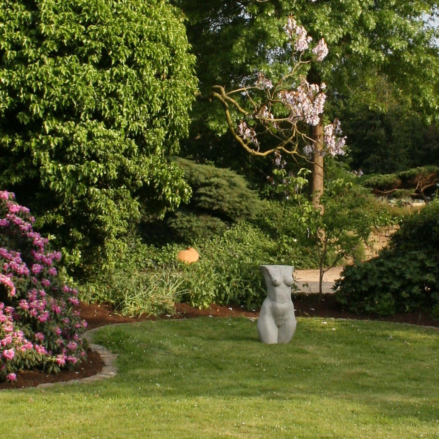 Torso - scultura figurativa contemporanea di torso femminile come scultura da giardino 1