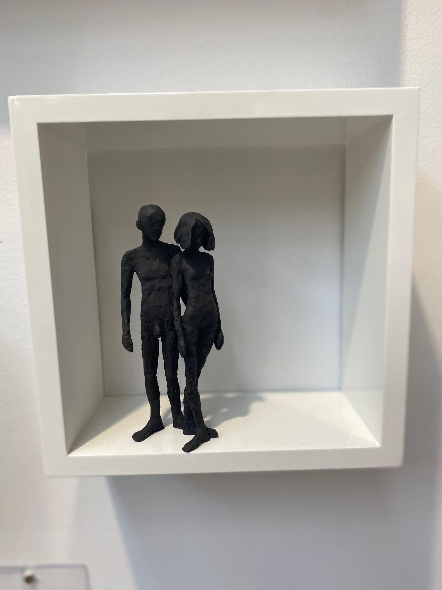 Figurative Sculpture de Susanne Kraisser - Dos- escultura minimalista contemporánea de bronce pareja desnuda de pie en marco de madera