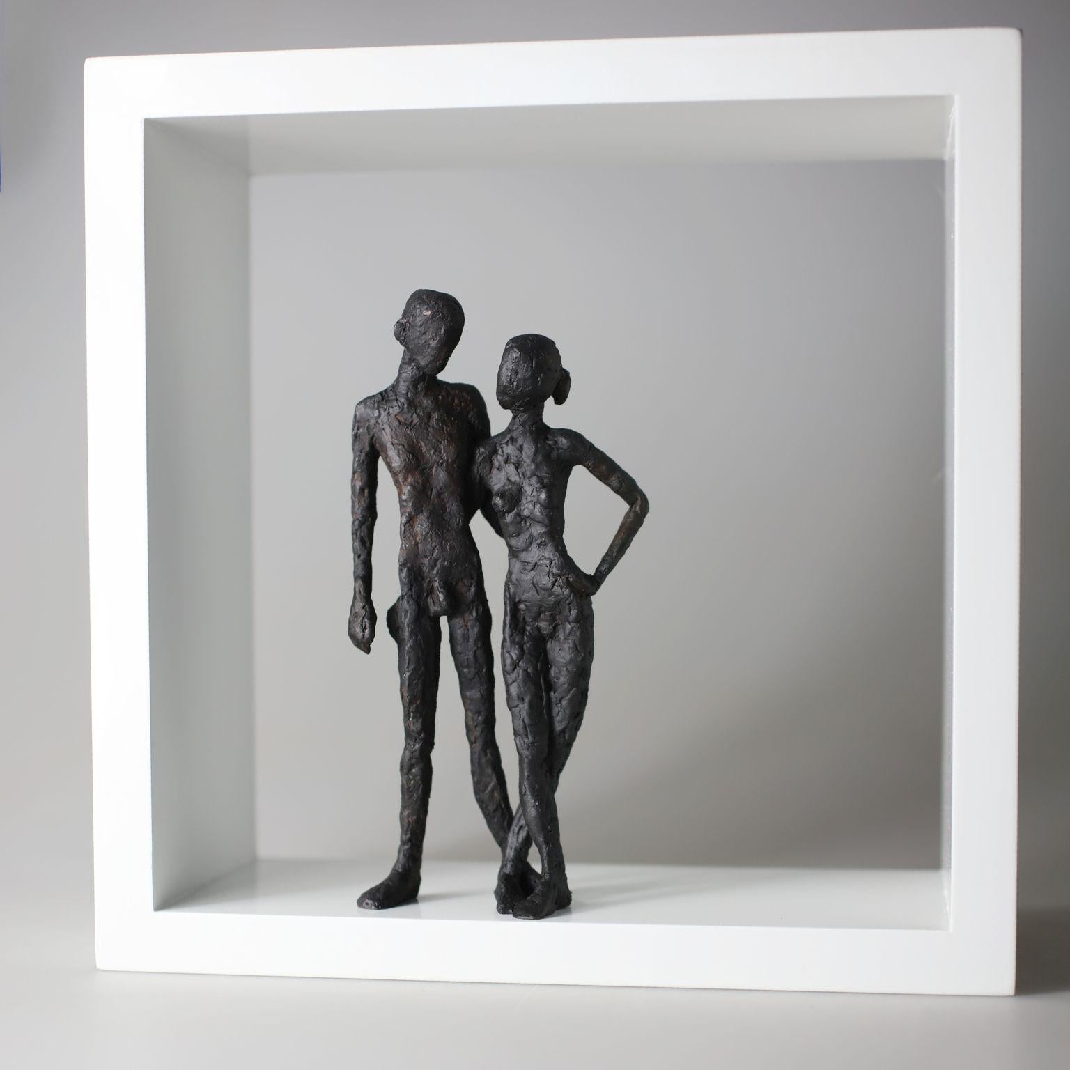 Zeitgenössische minimalistische Bronzeskulptur eines nackten Paares, das in einem Holzrahmen steht