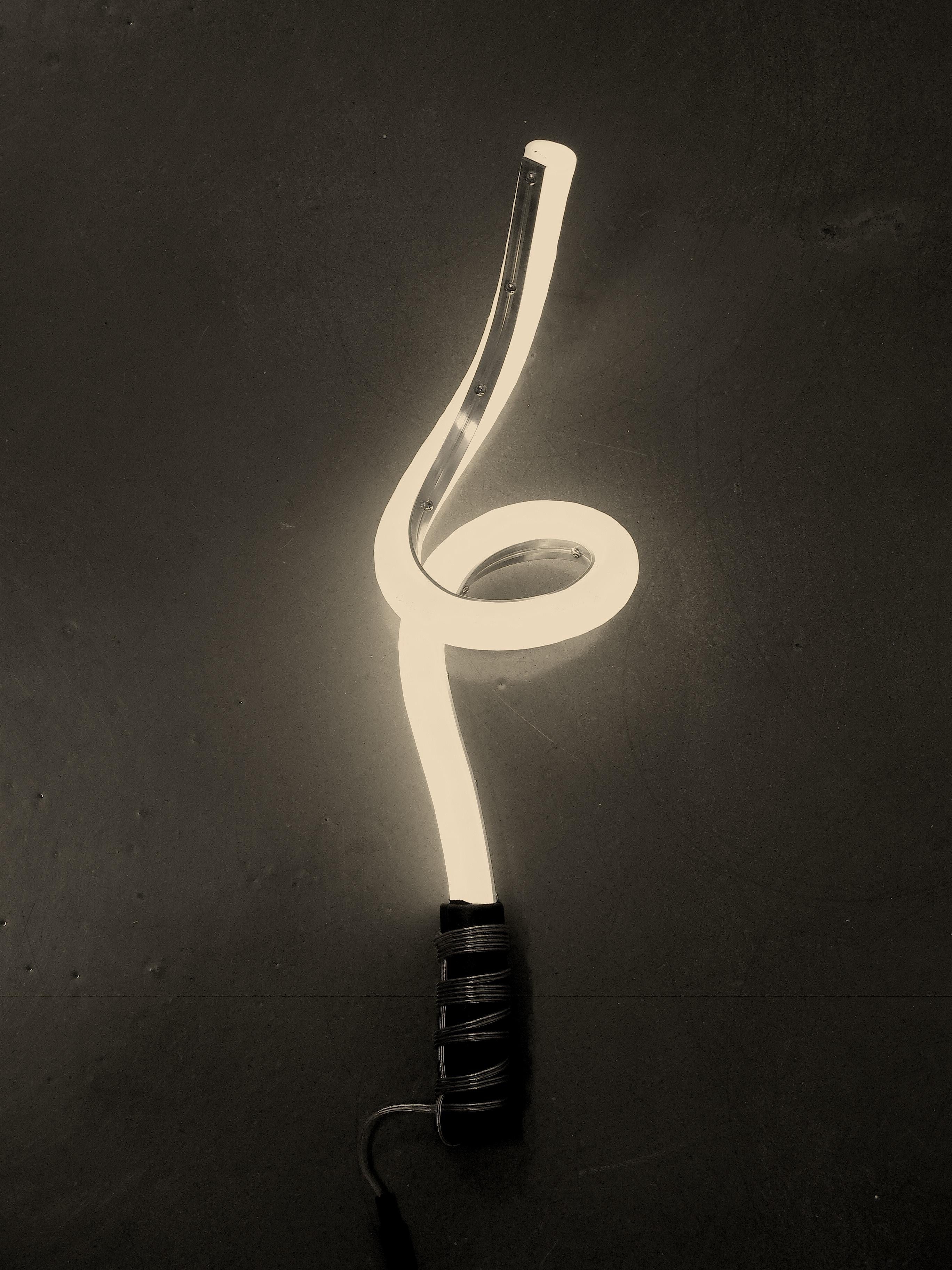 Small light edition by german light artist Susanne Rottenbacher
also available in red, blue and pink

Title: Licht im Griff
2021
LED-light Tube (warm white), bicycle handle, aluminium, Ed.9/25
48 x 14 x 15 cm

