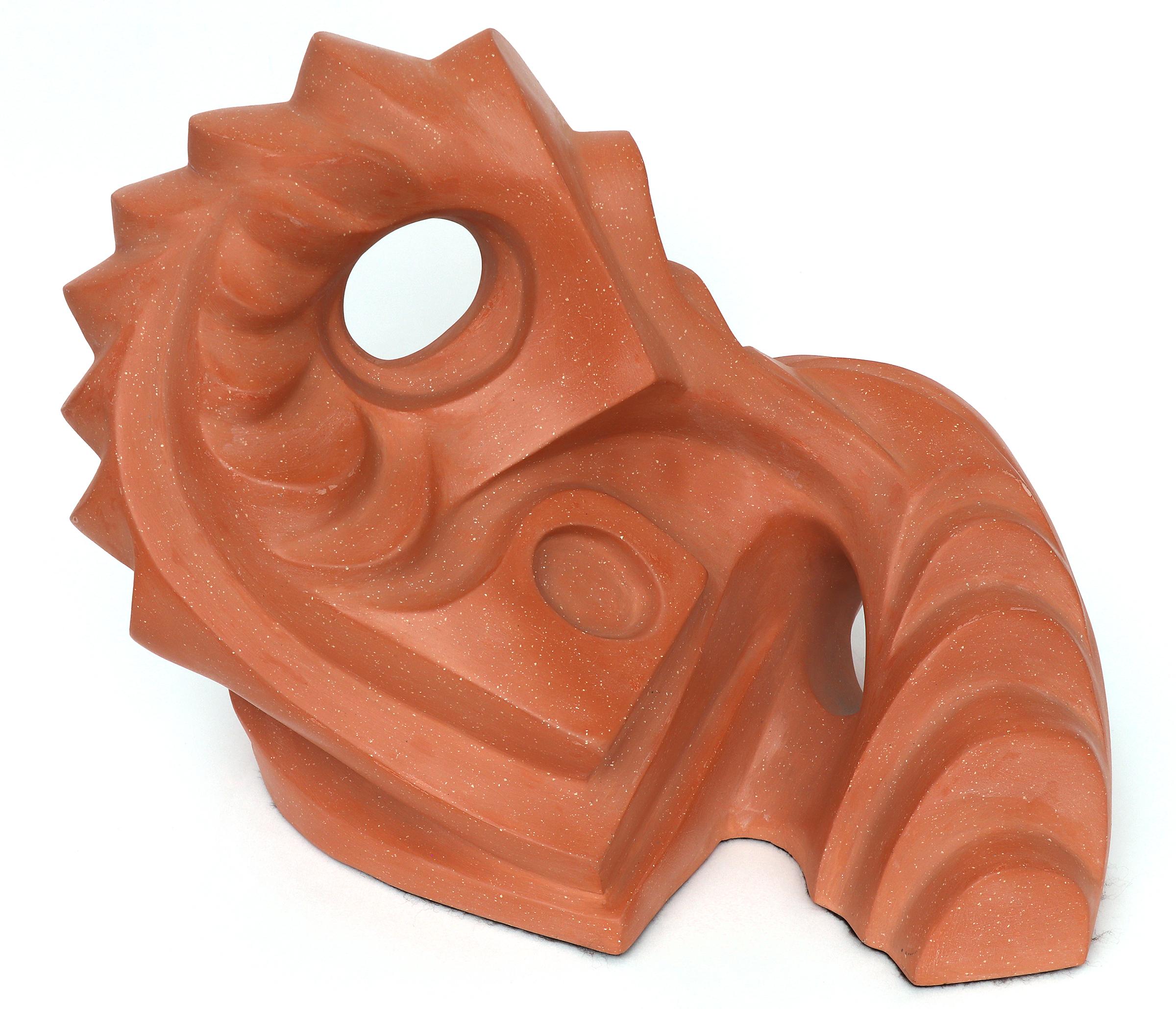 Sculpture abstraite en terre cuite de Sushe Felix (20e siècle) présentant une forme continue avec des courbes, des crêtes et de multiples trous circulaires dans toute la forme. Mesure 12 x 14 x 10 pouces. 

La sculpture est en très bon à excellent