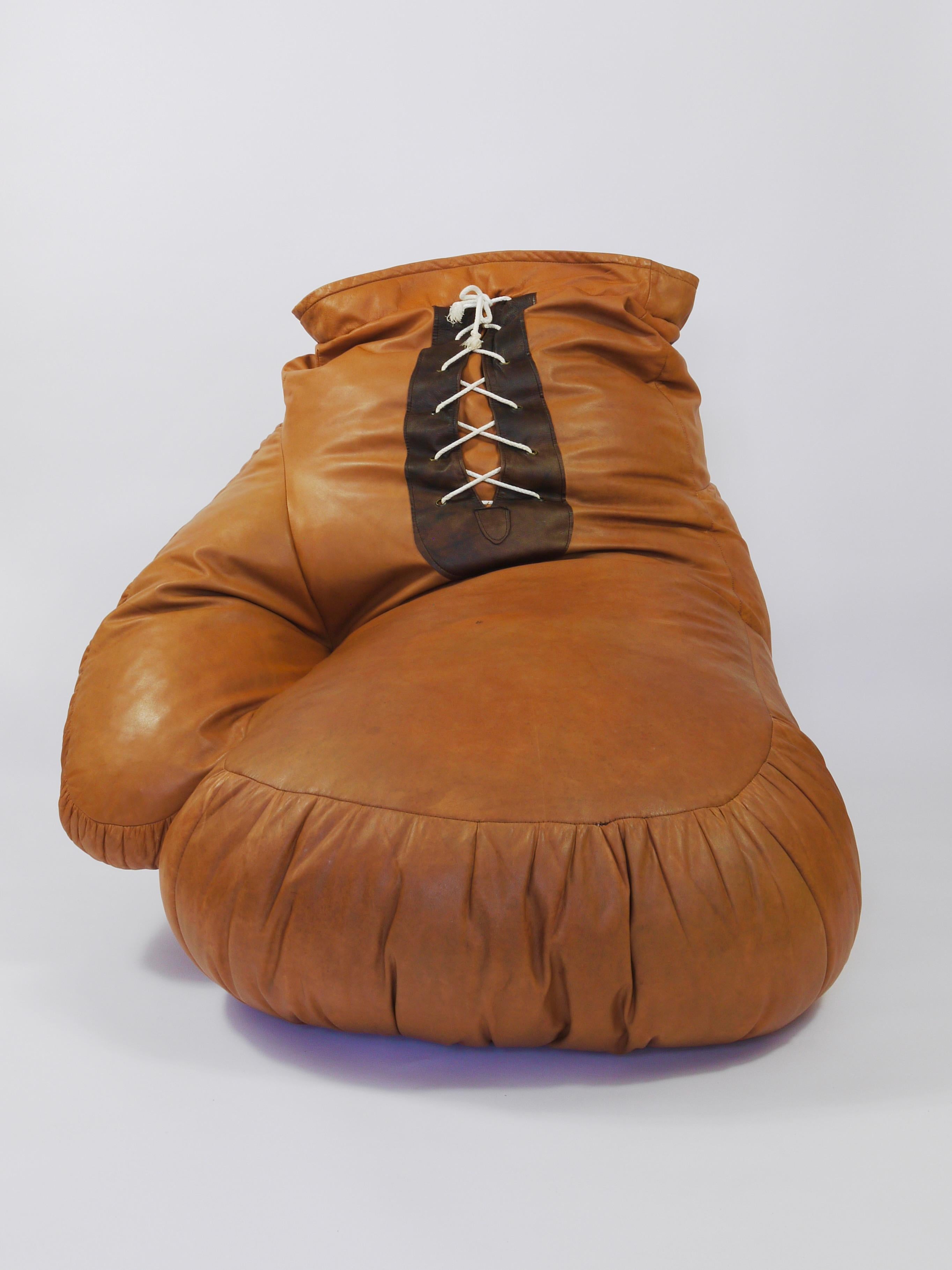 Un iconico oggetto scultoreo a forma di guantone da boxe, progettato negli anni '70 dagli artisti svizzeri Susi & Ueli Berger. Questo straordinario pezzo è stato prodotto dal rinomato produttore svizzero di mobili de Sede e non è più in produzione,