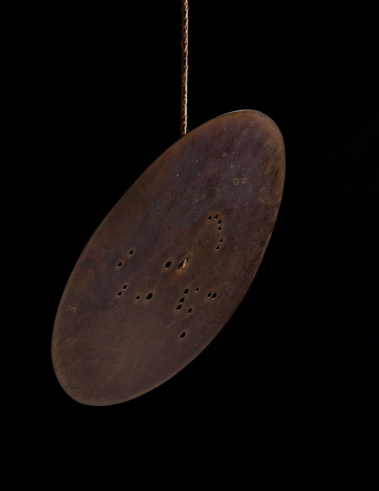 Hängebügel aus Messing mit dem Titel „Orion“ mit der Darstellung des Sternbilds von Val Bertoia im Angebot 8