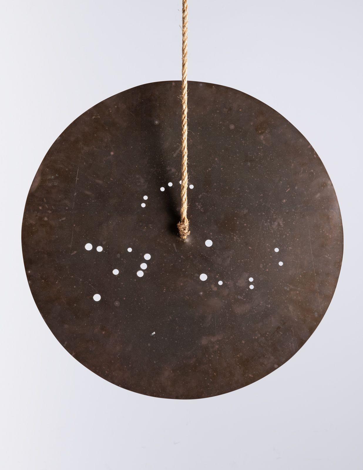 Hängebügel aus Messing mit dem Titel „Orion“ mit der Darstellung des Sternbilds von Val Bertoia im Angebot 1