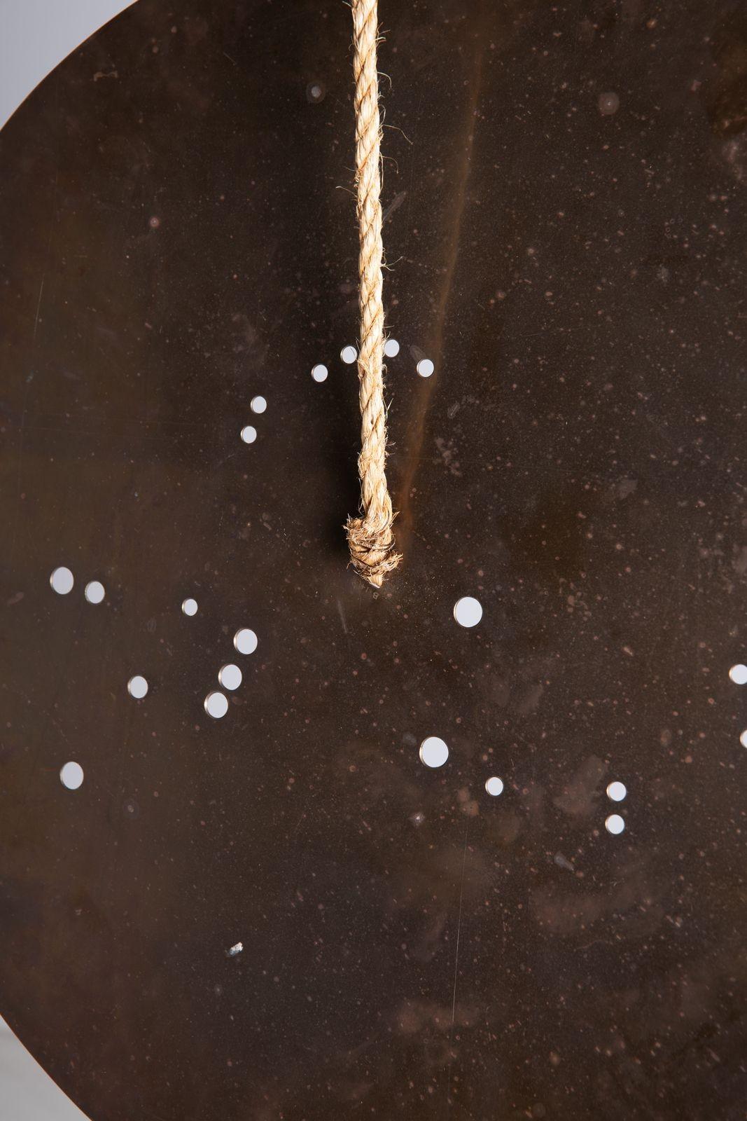 Hängebügel aus Messing mit dem Titel „Orion“ mit der Darstellung des Sternbilds von Val Bertoia im Angebot 2