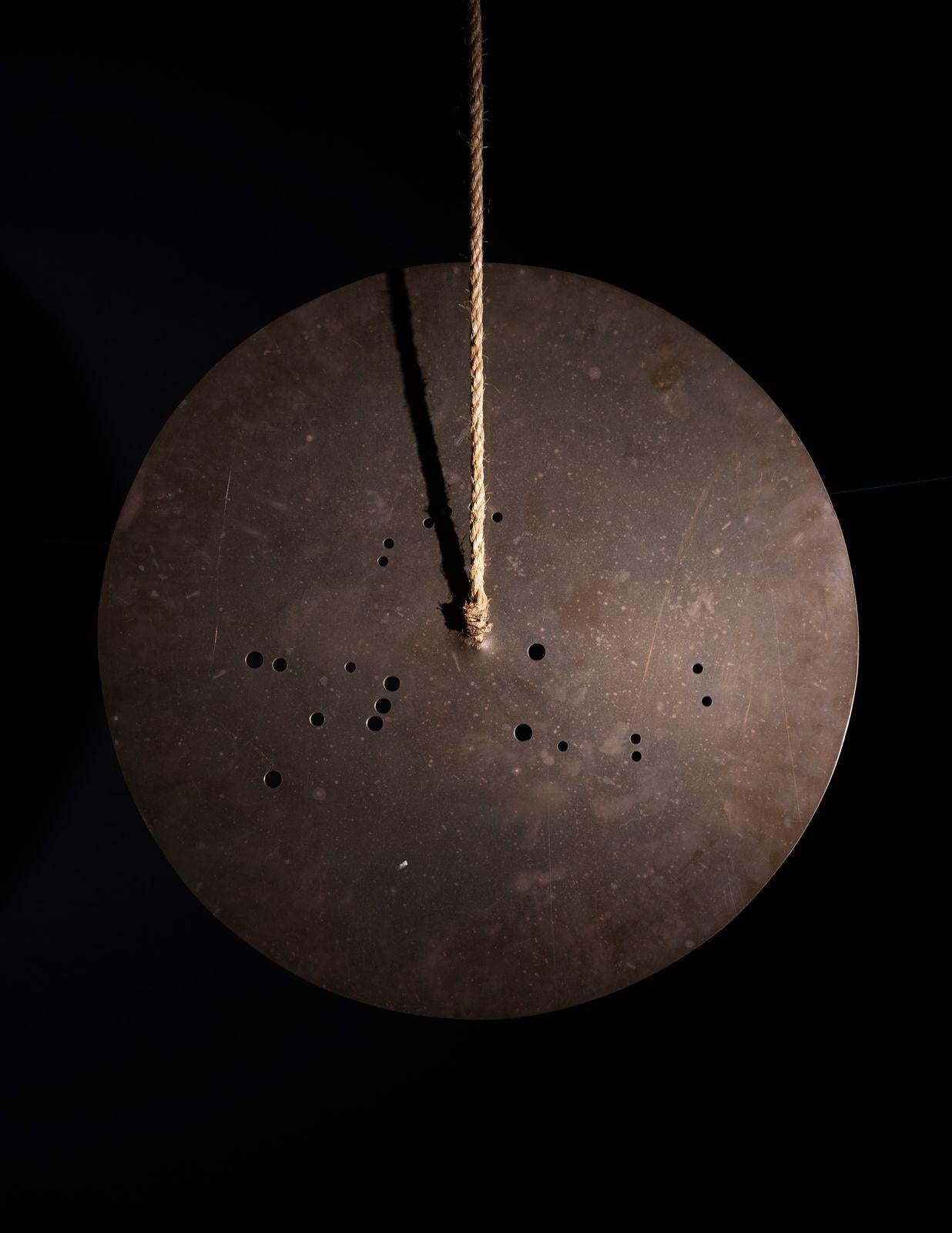 Hängebügel aus Messing mit dem Titel „Orion“ mit der Darstellung des Sternbilds von Val Bertoia im Angebot 3
