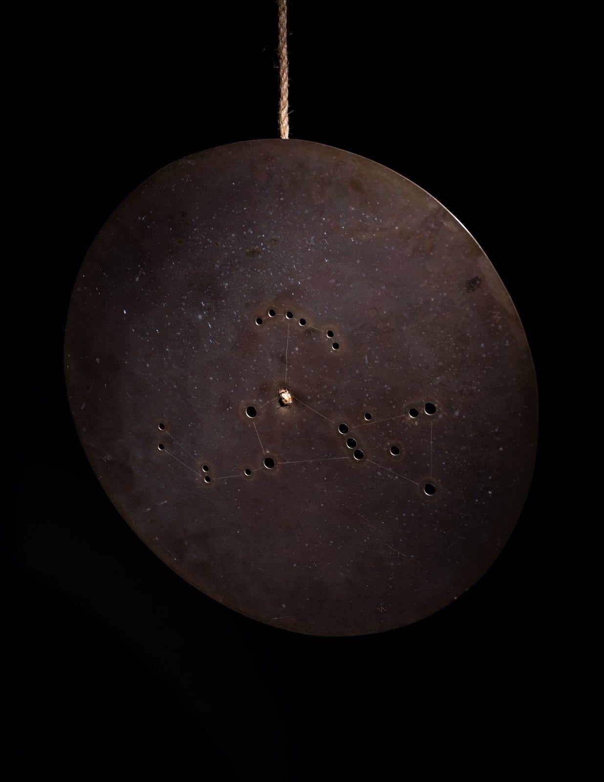 Hängebügel aus Messing mit dem Titel „Orion“ mit der Darstellung des Sternbilds von Val Bertoia im Angebot 4