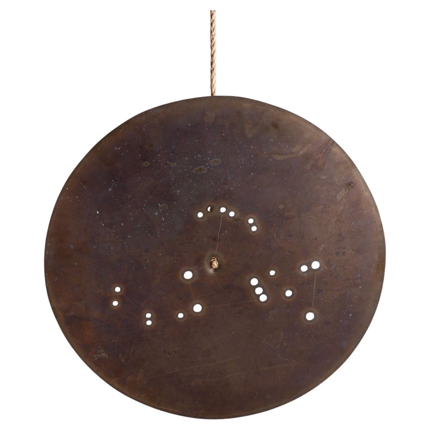 Hängebügel aus Messing mit dem Titel „Orion“ mit der Darstellung des Sternbilds von Val Bertoia im Angebot
