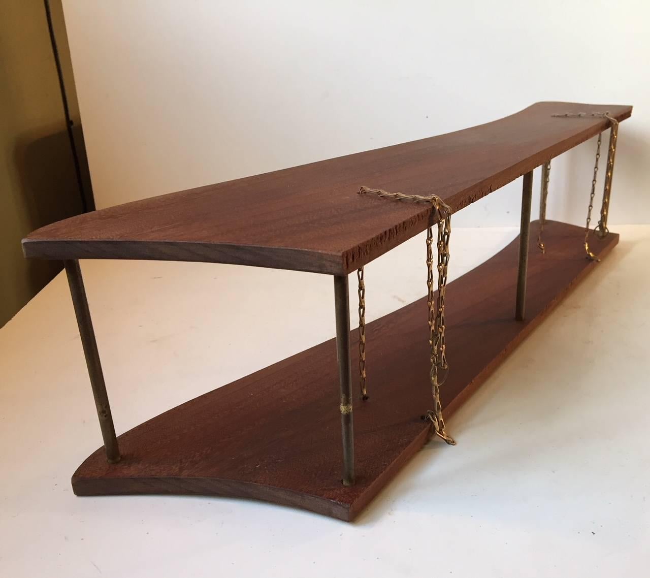 Patiné Porte-pipes danois suspendu en teck et laiton, années 1960 en vente