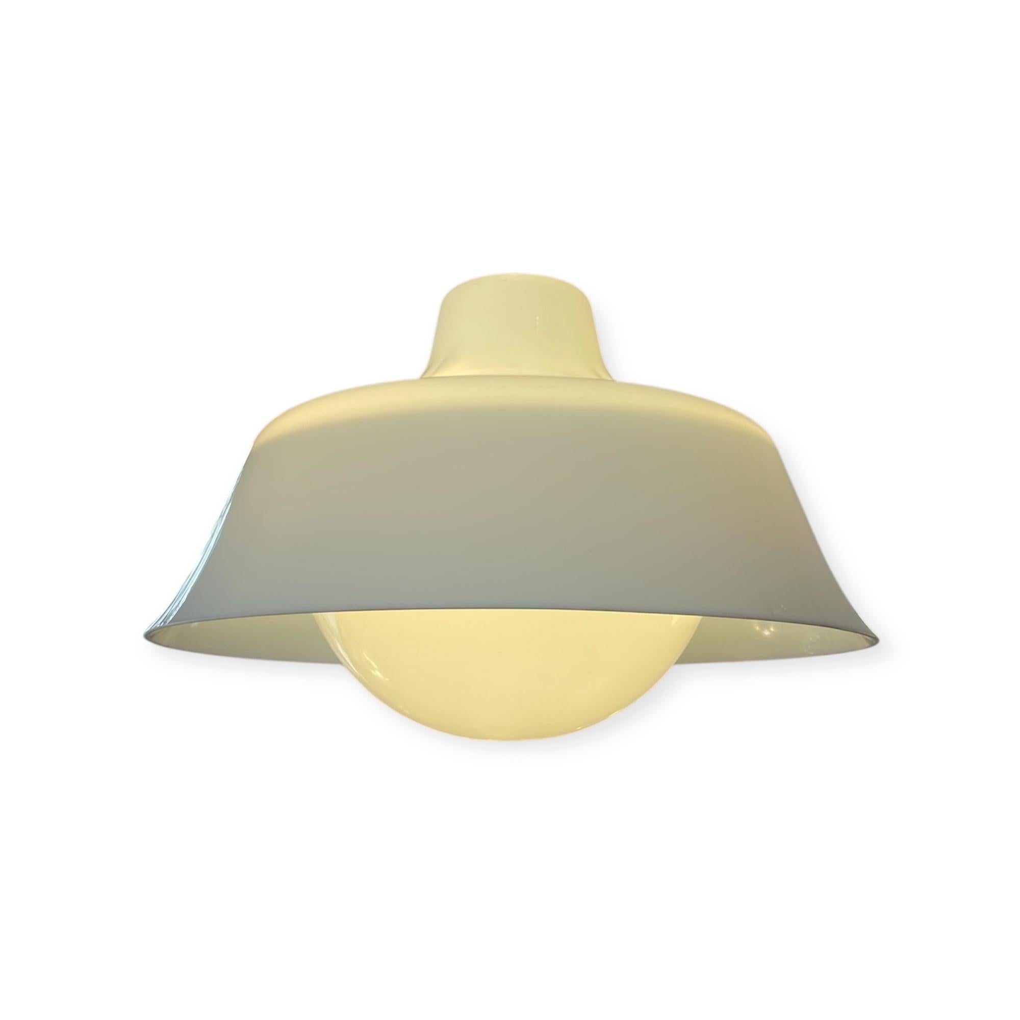 Seltene Hängeleuchte aus zwei Stücken weiß-opalinem Acryl, die durch eine Metallstruktur verbunden sind. Gezeichnet vom italienischen Designer Eugenio Gentili für die ikonische italienische Marke Kartell in den 1960er Jahren.
-
Entworfen von: