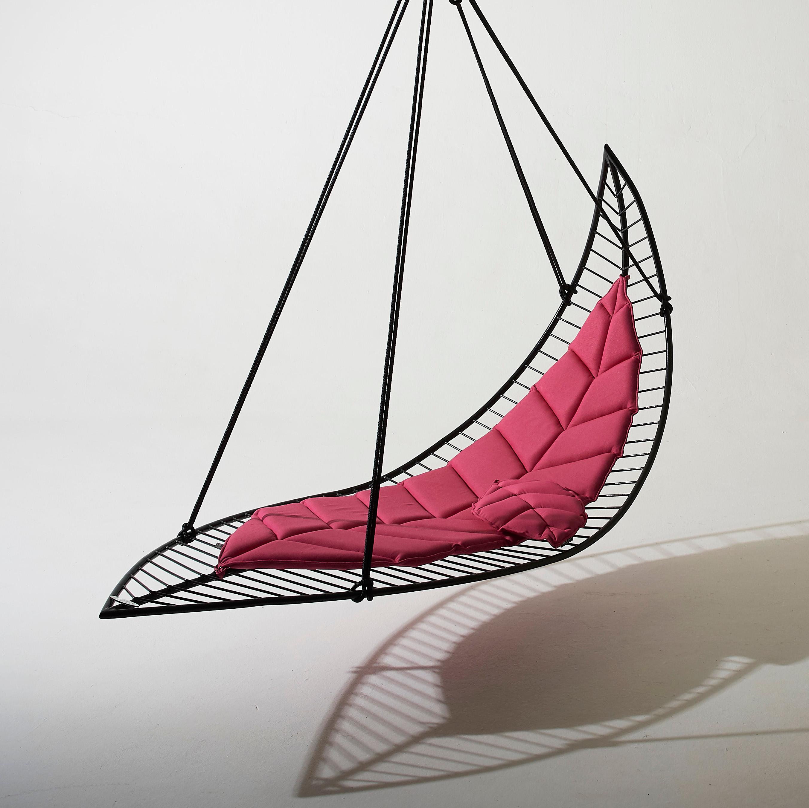Steel Suspended Minimal Leaf Shaped Daybed for Indoor/Outdoor Use For Sale