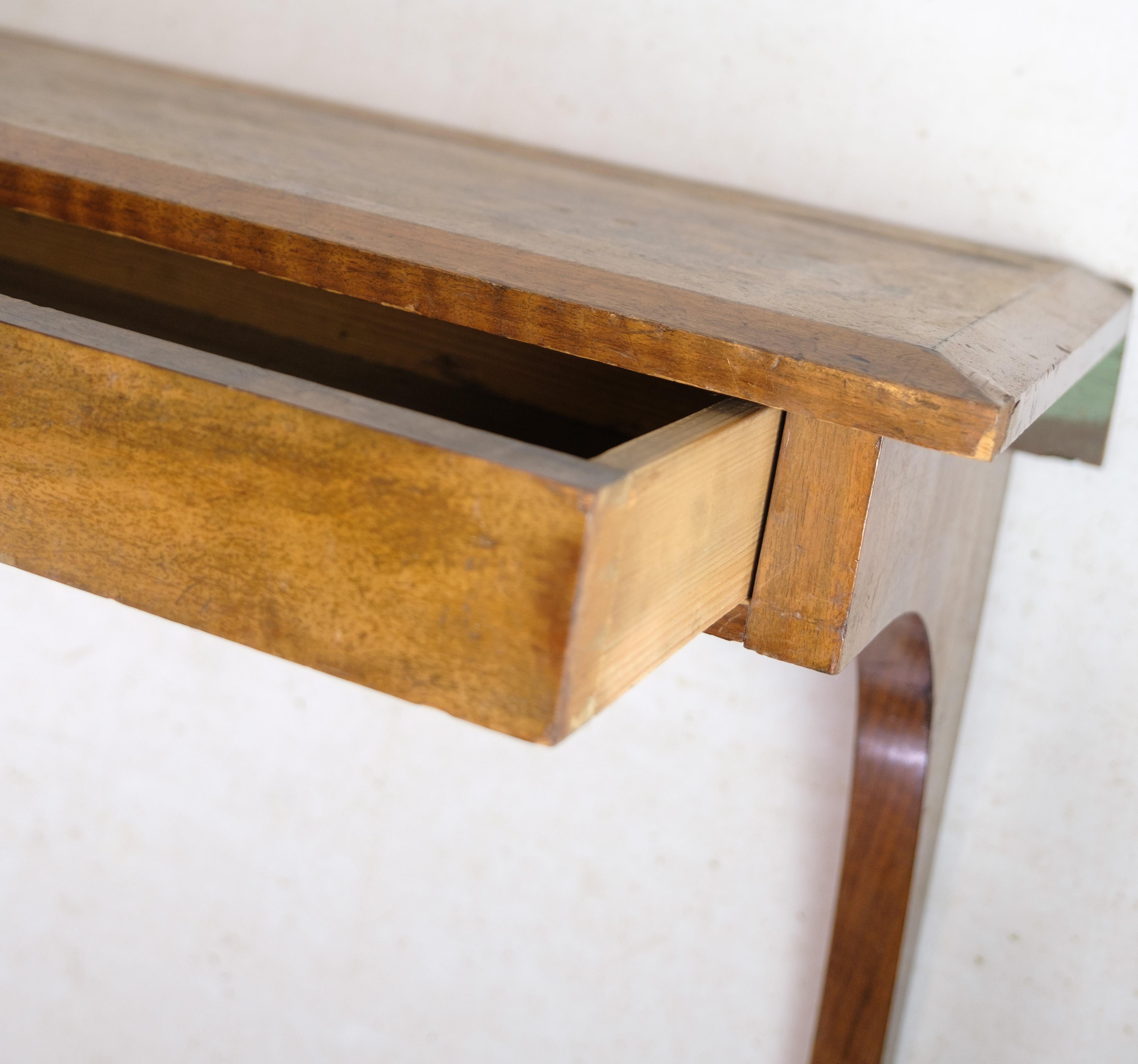 Suspended wall console with drawer made of walnut from around the 1920s.
H:46 W:79