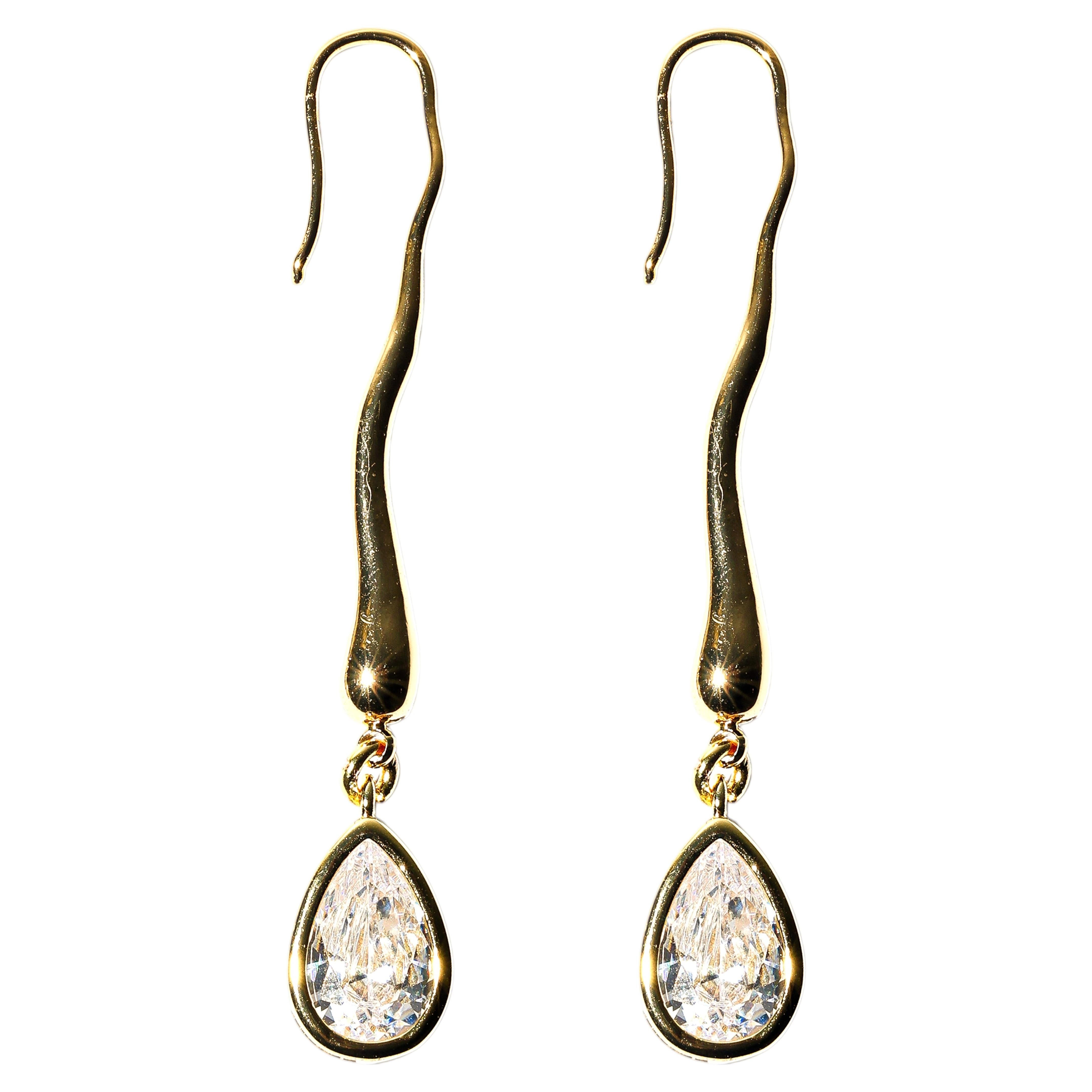 Suspendue Goutte Drop Earrings with Pear-Cut Crystal
