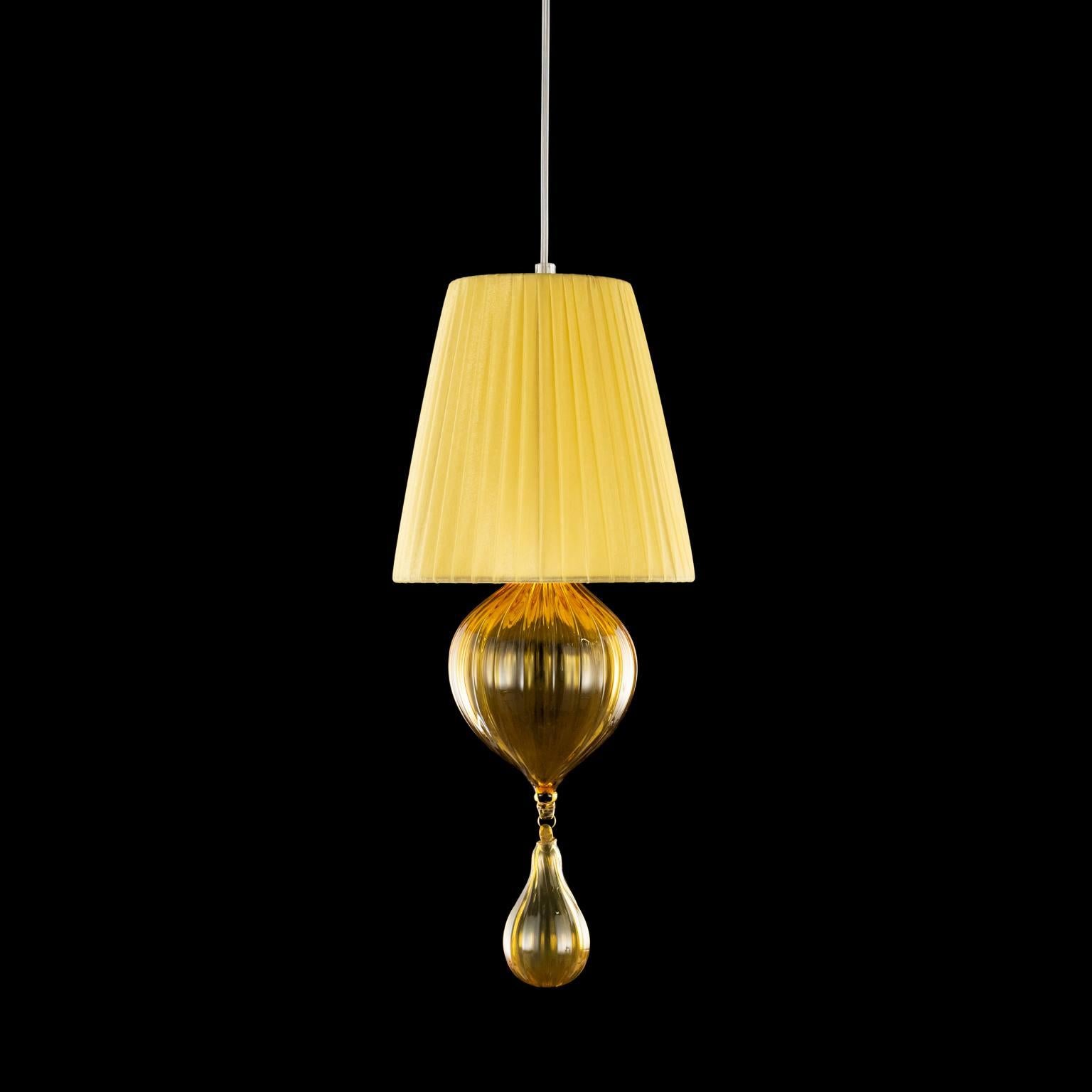 Suspension 1 lampe ambre en verre de Murano, abat-jour ambre en organza par Multiforme
 
Chapeau est un lustre classique et essentiel, il est fabriqué à la main en utilisant des matériaux de haute qualité en verre de Murano et des abat-jour en