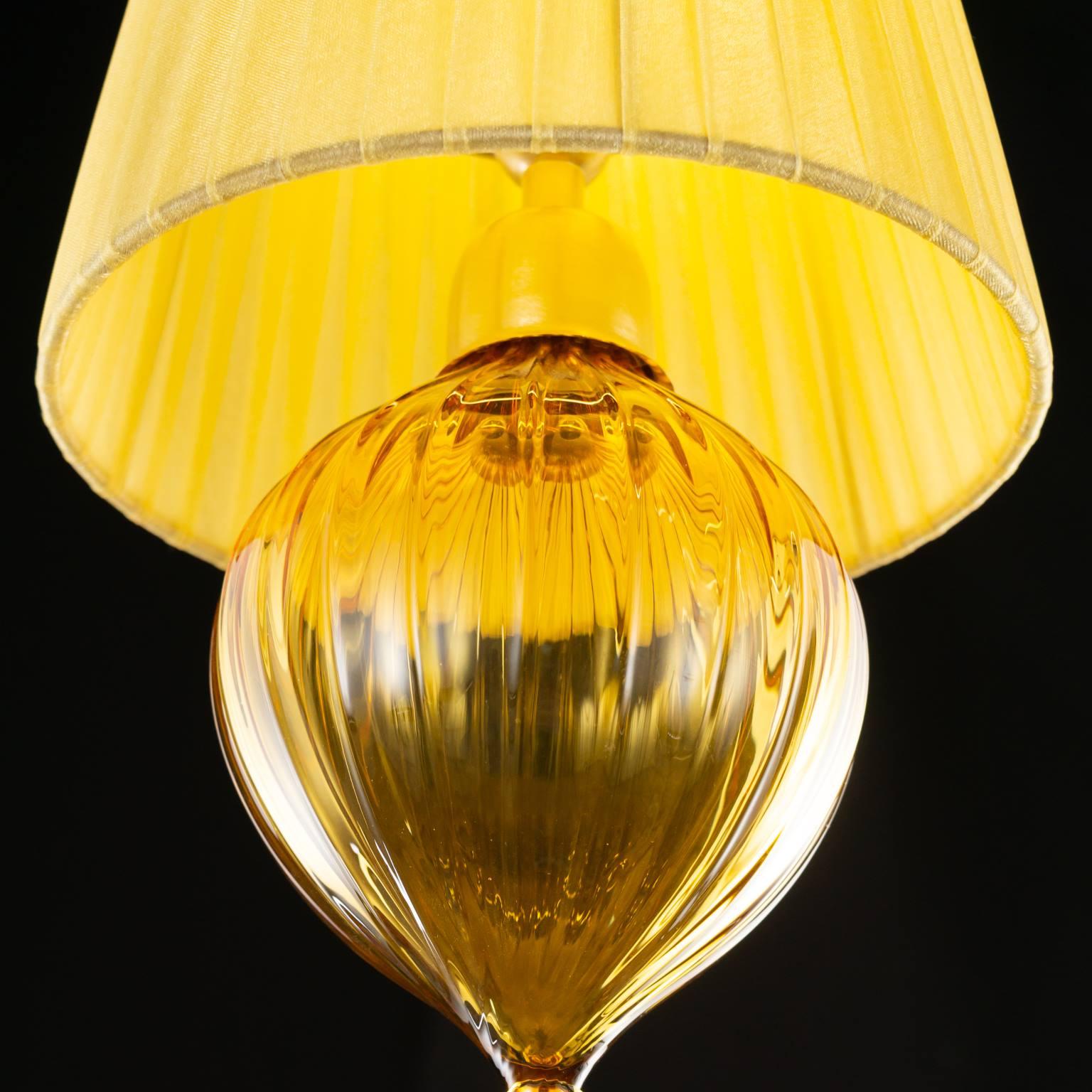 Autre Suspension 1 lampe en verre de Murano ambré, abat-jour en ambre organza par Multiforme en vente