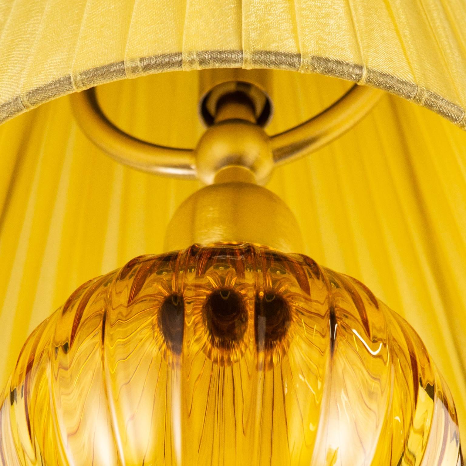 XXIe siècle et contemporain Suspension 1 lampe en verre de Murano ambré, abat-jour en ambre organza par Multiforme en vente