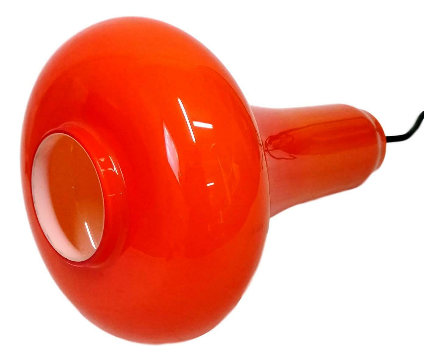 Suspension lamp design Massimo Vignelli for Venini 60s, original

Made of bright orange coated glass, original lamp holder of the time

It measures 26 cm in height, over hollow, 17 cm in diameter in the widest part

In excellent condition, as