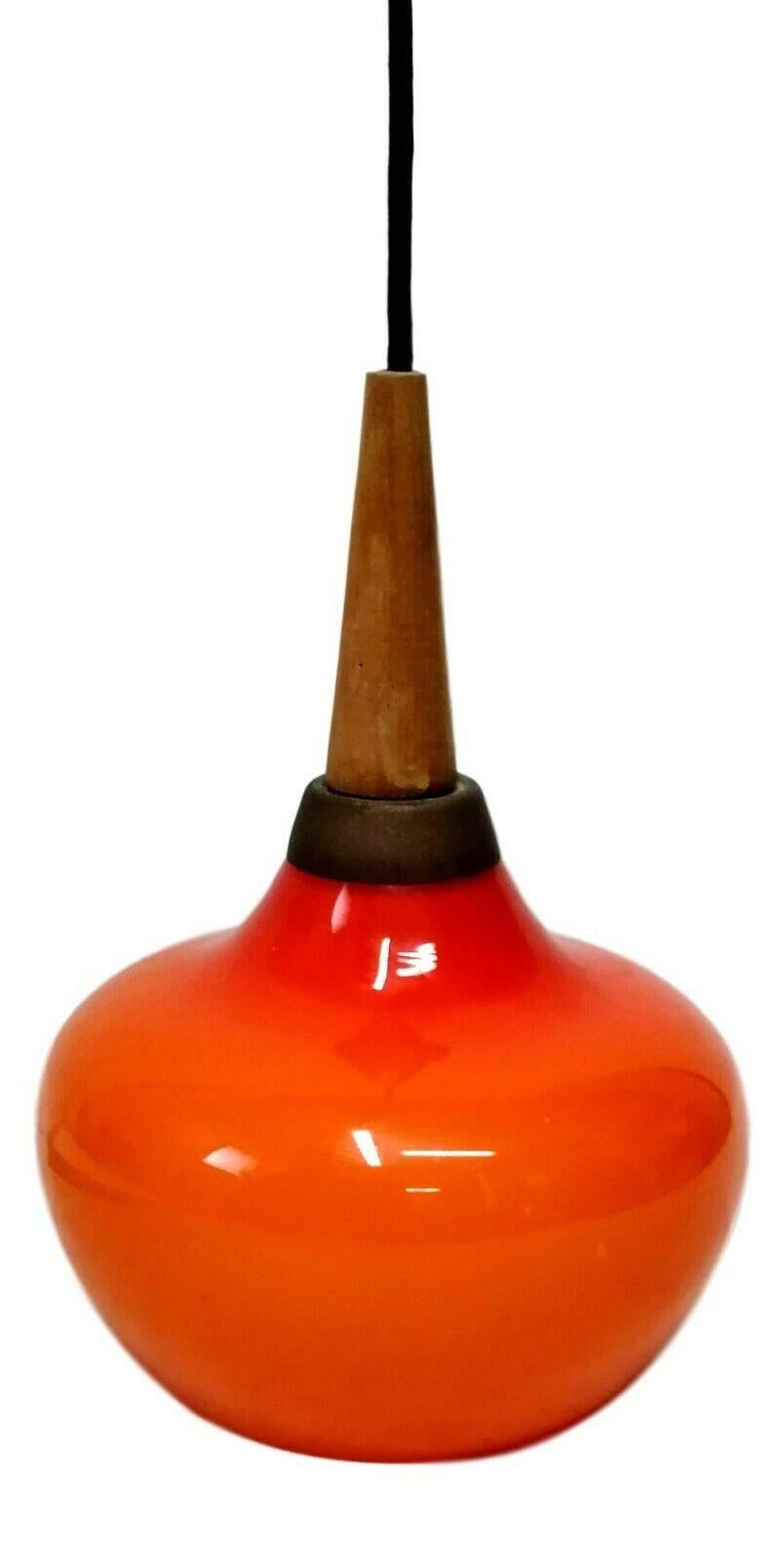 pendant lamp in glass murano blown, original production glassware vistosi

the bright orange diffuser measures 27 cm in height, including the wooden part

Very good condition, as shown in photos, slight obvious signs of aging, glass intact, with