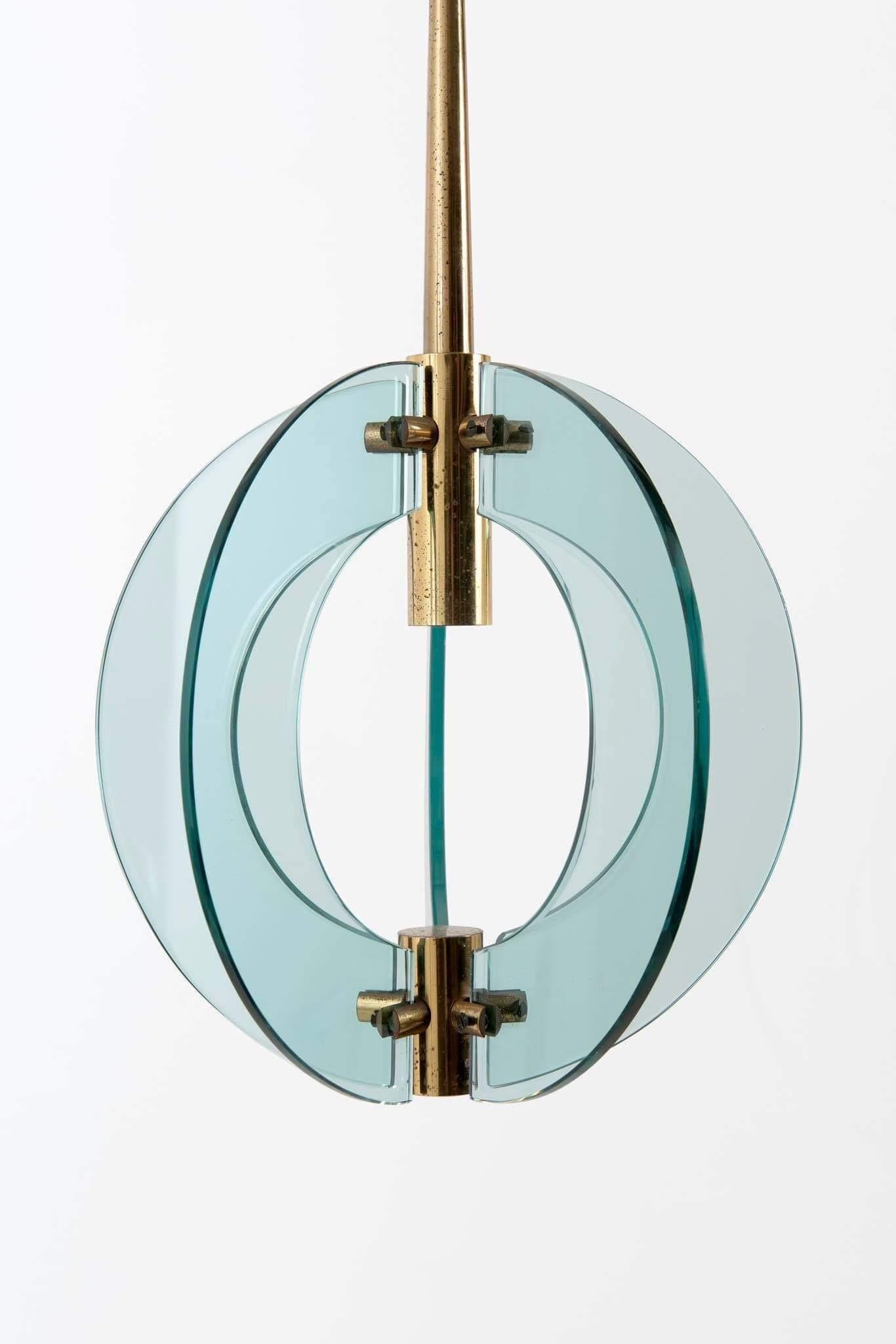 Suspension de Zero Quattro pour Fontana Arte, 1960

Ce lustre est composée de quatre plaques de verre soutenues par une structure en laiton, offrant un éclairage unique, typique des créations subtiles de Fontana Arte.