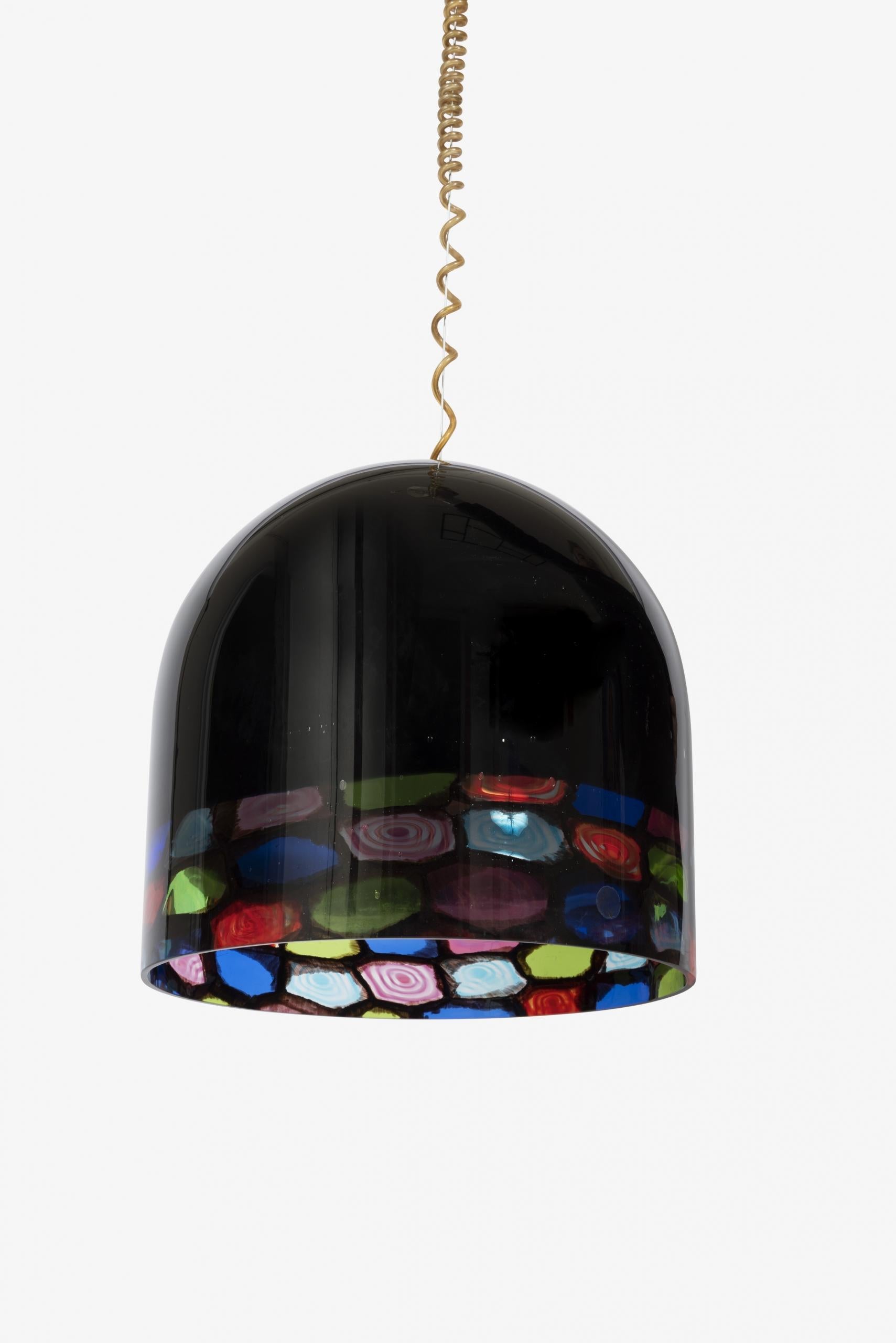 Abat-jour multicolore en verre de Murano des années 1970, conçu par Noti Massari pour Leucos, Italie.

La lampe est suspendue au plafond par un câble d’acier unique, entouré d’un câble électrique spiralé (réglable pour la suspension).

Signature
