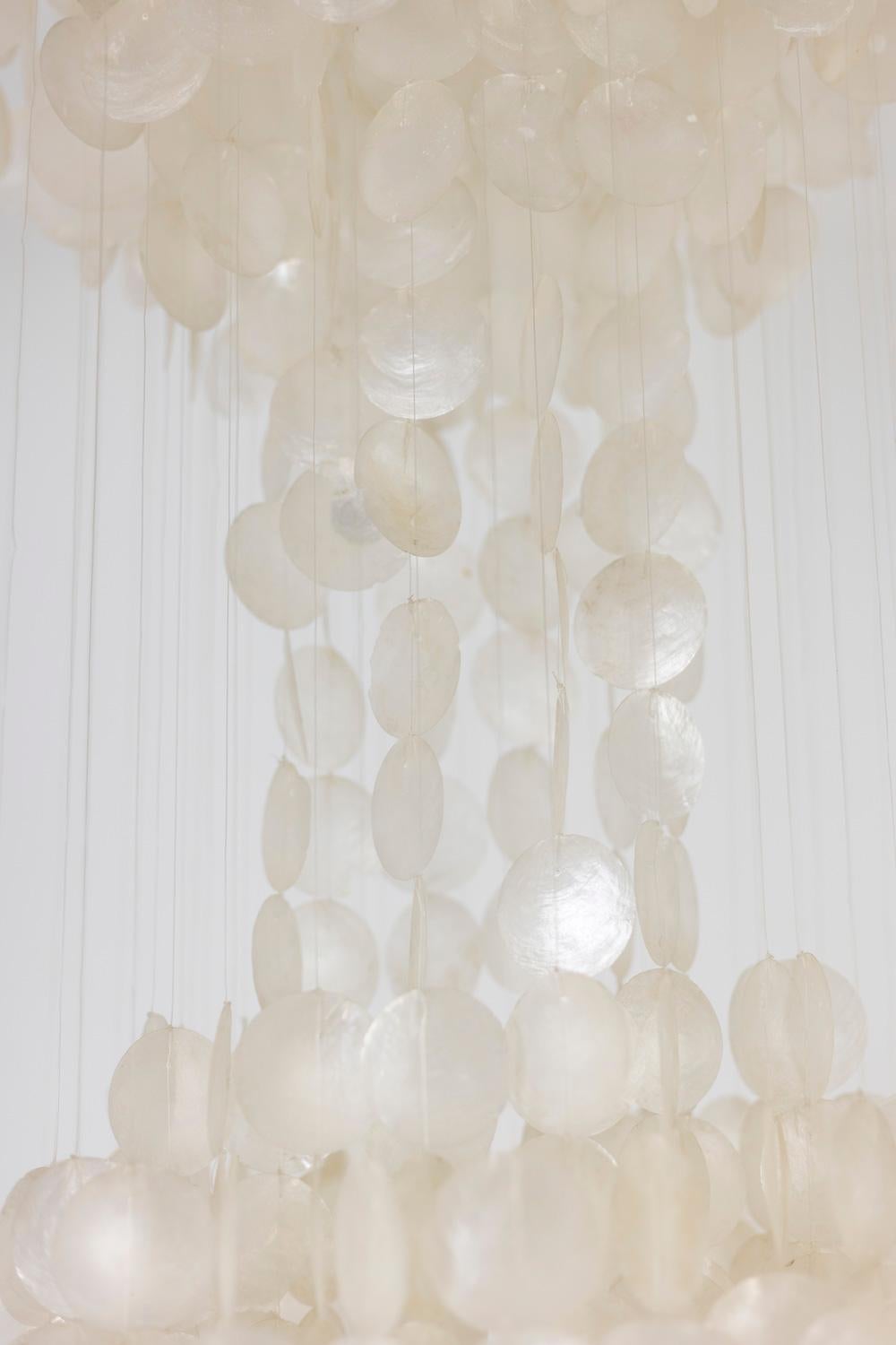 Suspension in Mother-of-pearl Petals, 1960s In Excellent Condition In Saint-Ouen, FR