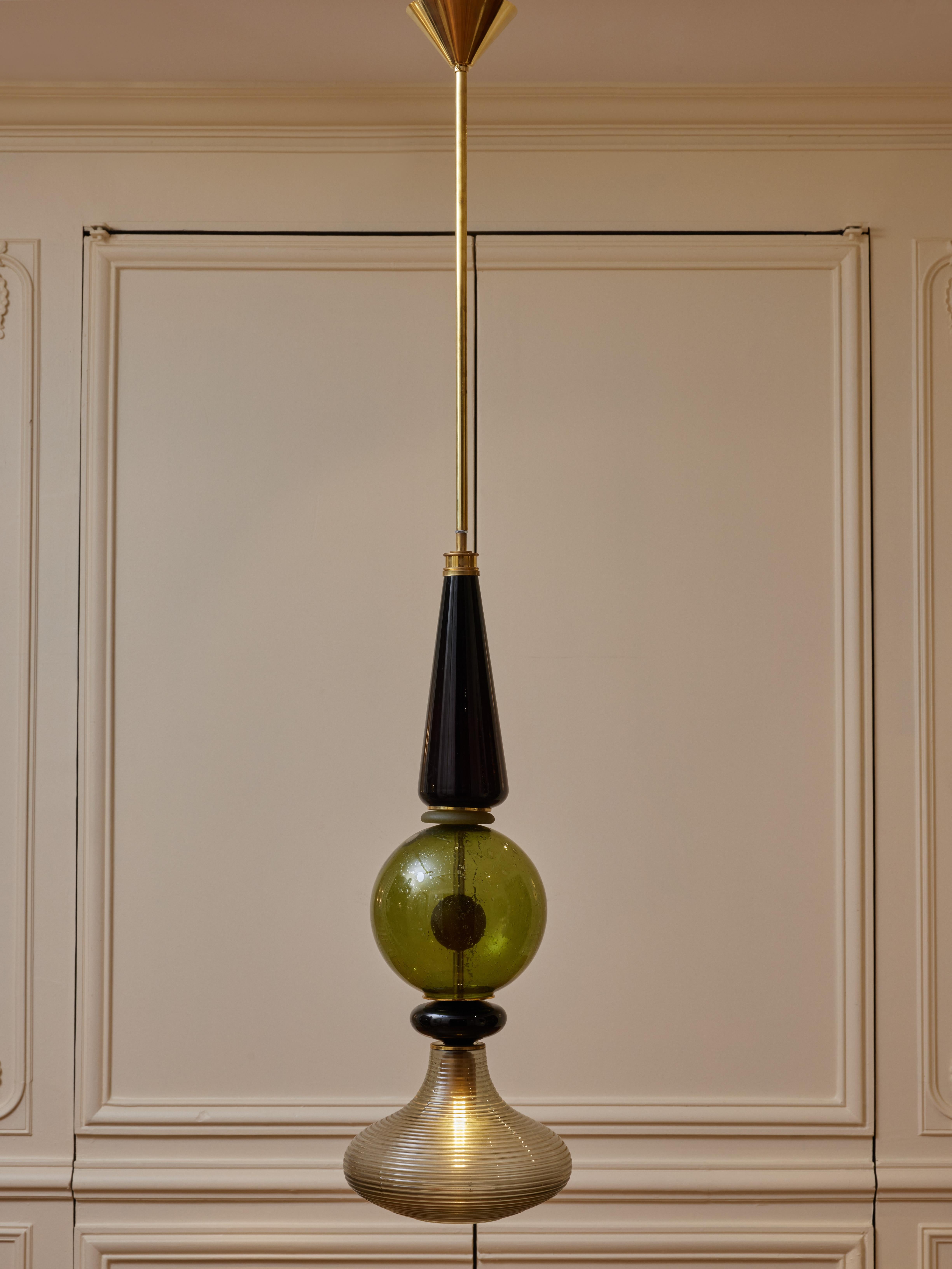 Chandelier in blown Murano glass and brass.
Creation by Studio Glustin.
Italy, 2023.