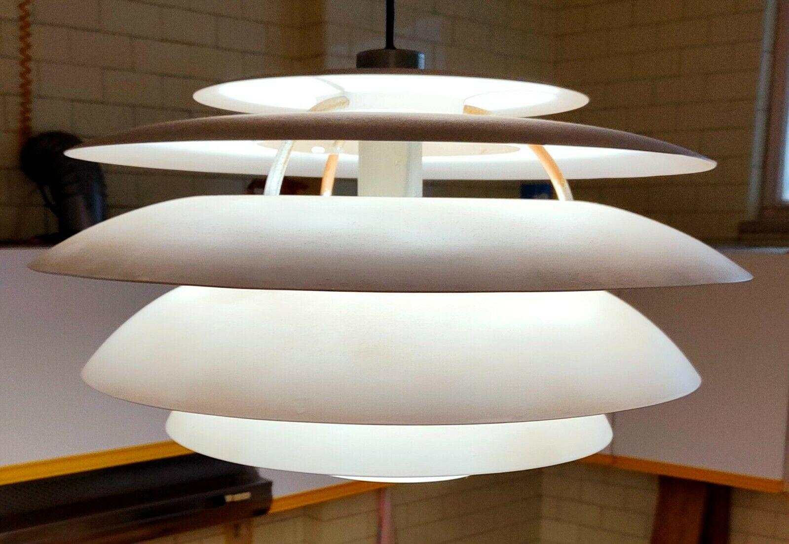 Original Stilnovo chandelier, model 1262, original from the 1960s, made of aluminum with 5 bands in addition to the lower part, light grey color

it measures just under 60 cm in diameter, 30 cm the height of the illuminated part only, adjustable