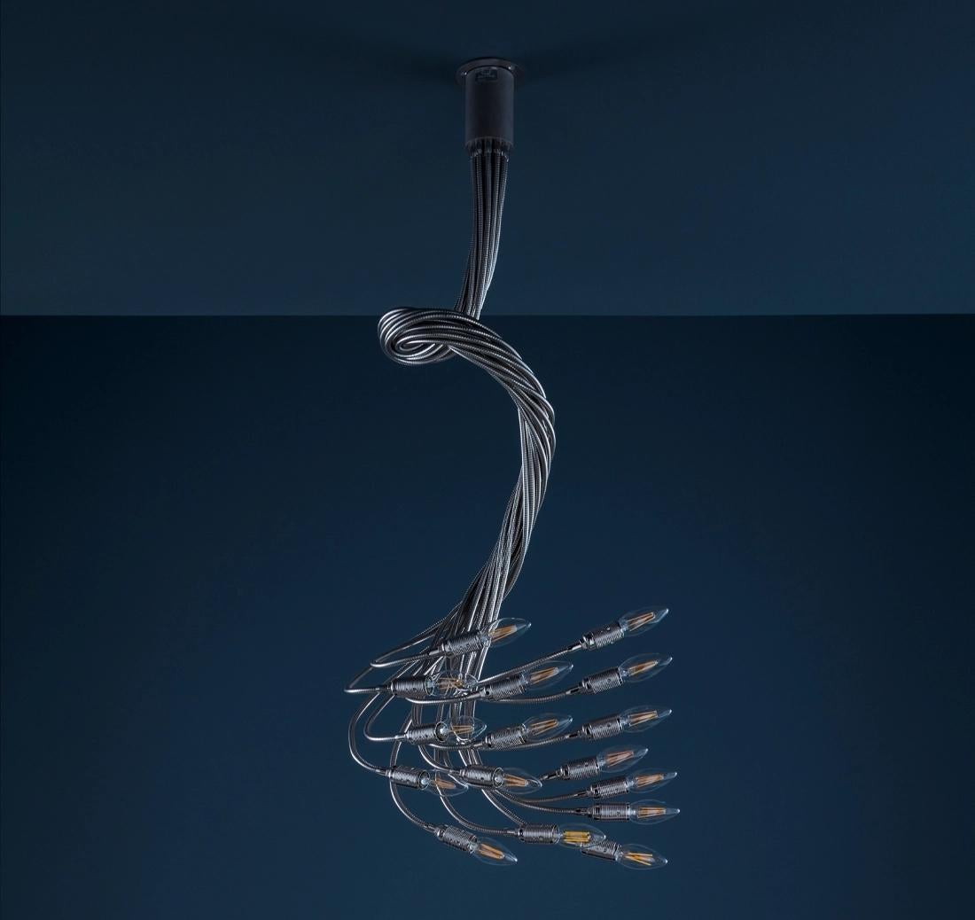 La serie Turciù, disegnata da Enzo Catellani, si basa sull'idea di interazione e libertà creativa. Ogni braccio flessibile può essere ruotato e modellato a piacimento, permettendo alla lampada di trasformarsi in un'installazione scultorea e