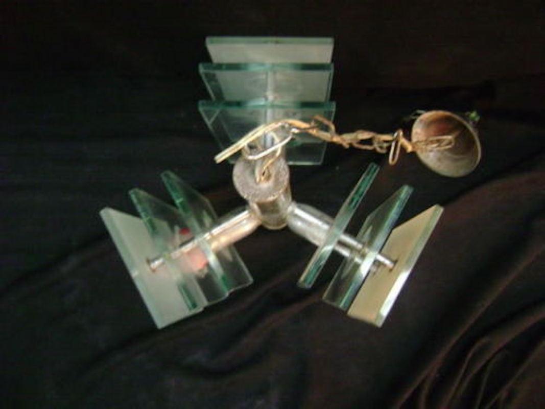 Sólo tienes que darle una buena limpieza y un pulido de acero, y luego disfrutar de esta extraordinaria obra maestra de Fontana Arte, con tres luces, formada por un cuerpo central y tres difusores, cada uno con tres cristales colocados uno frente al