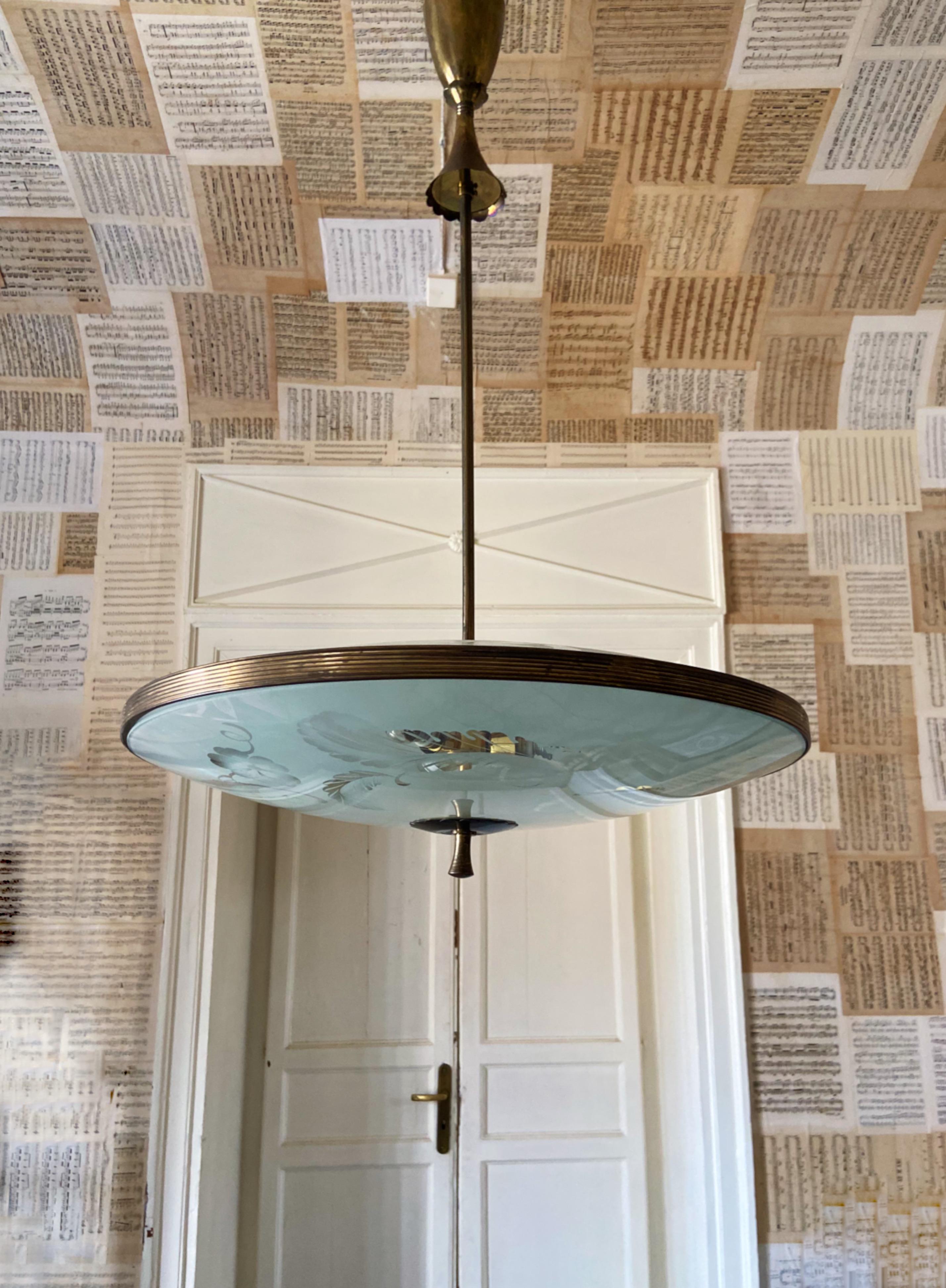 Questo pezzo mozzafiato è in condizioni eccellenti e originali, con tre lampadine E14. I vetri sono lavorati magistralmente con disegni intricati, utilizzando tecniche che non esistono più nell'artigianato moderno. Tutte le parti metalliche sono in