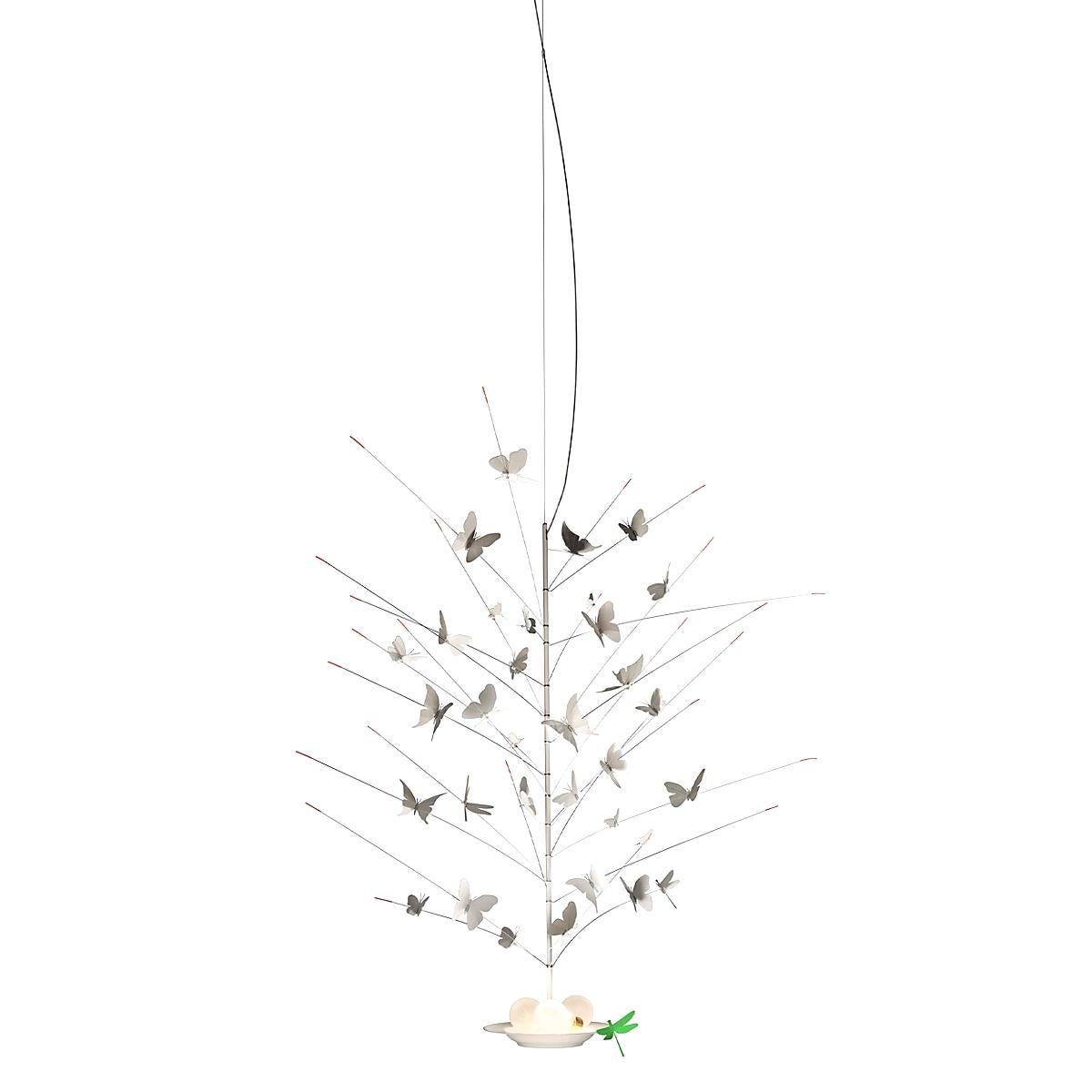Marchio: Ingo Maurer & Team
Model: La Festa delle Farfalle
Designer: Ingo Maurer & Team

La Festa delle Farfalle è un poetico oggetto luminoso con 34 farfalle bianche e una libellula verde di carta. Il gioco di luci e ombre creato da questa lampada